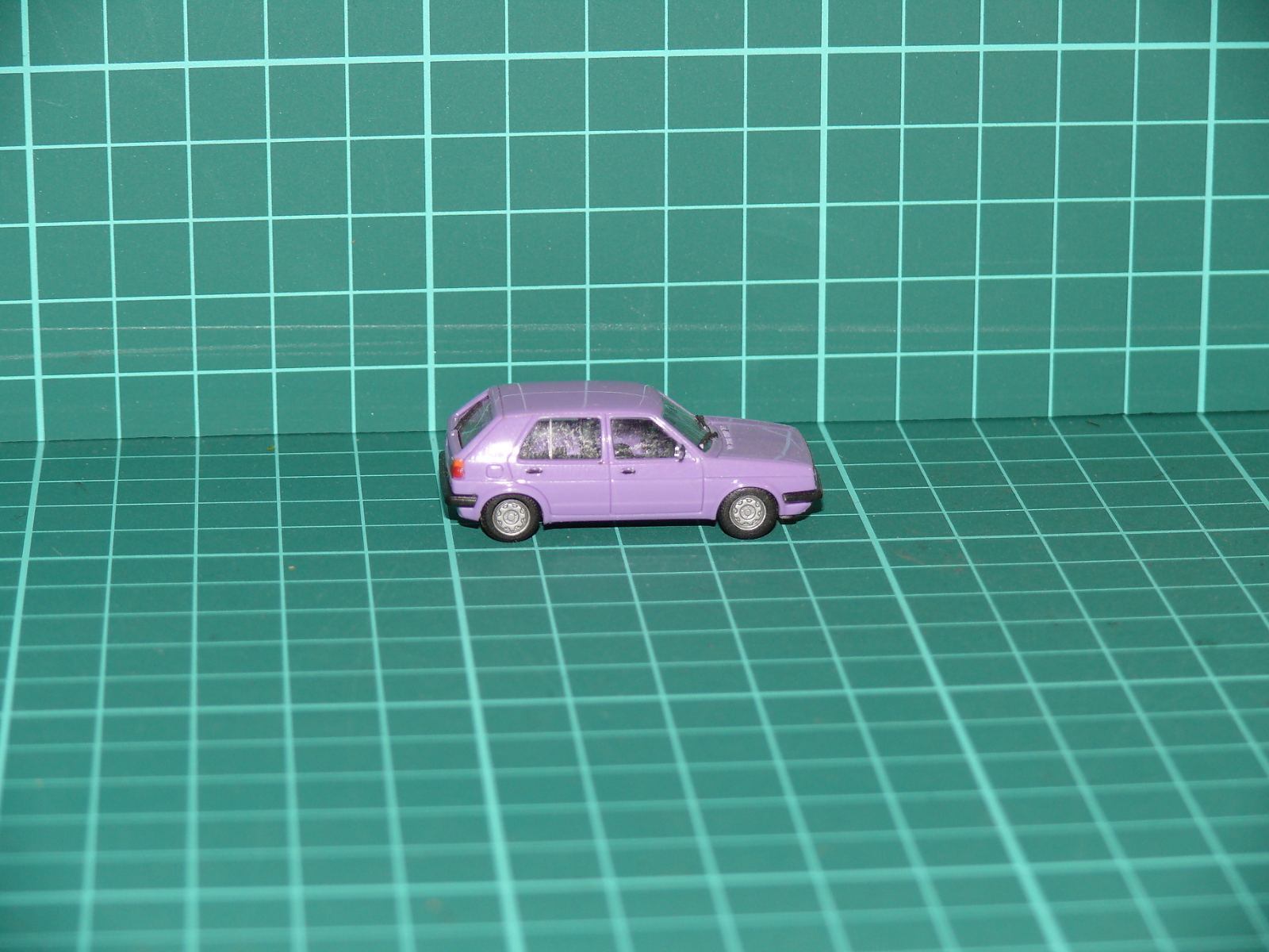 Herpa - Volkswagen Golf II 5dveřový Hatchback (světle fialová / lila) – H0