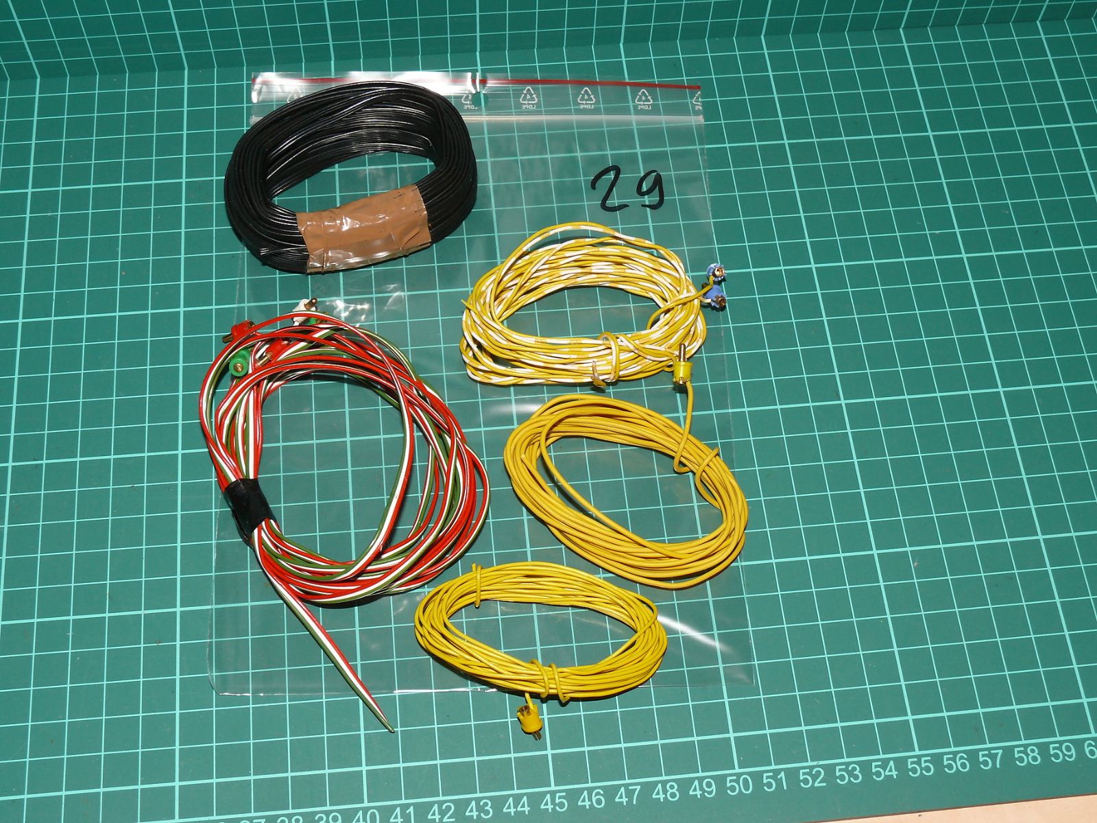Elektroinstalační a ovládací vodiče pro kolejiště - velký černý svazek + 4x propojky s konektory – Napájení