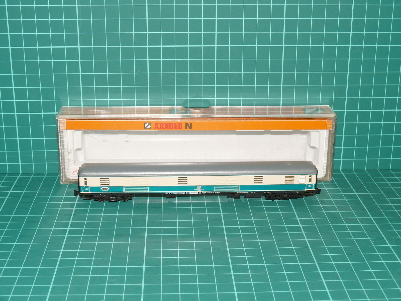 Arnold N 3841 - Čtyrnápravový poštovní / zavazadlový vůz Post mrz DB, oceánská modř / béžová s krabičkou (1:160) – N