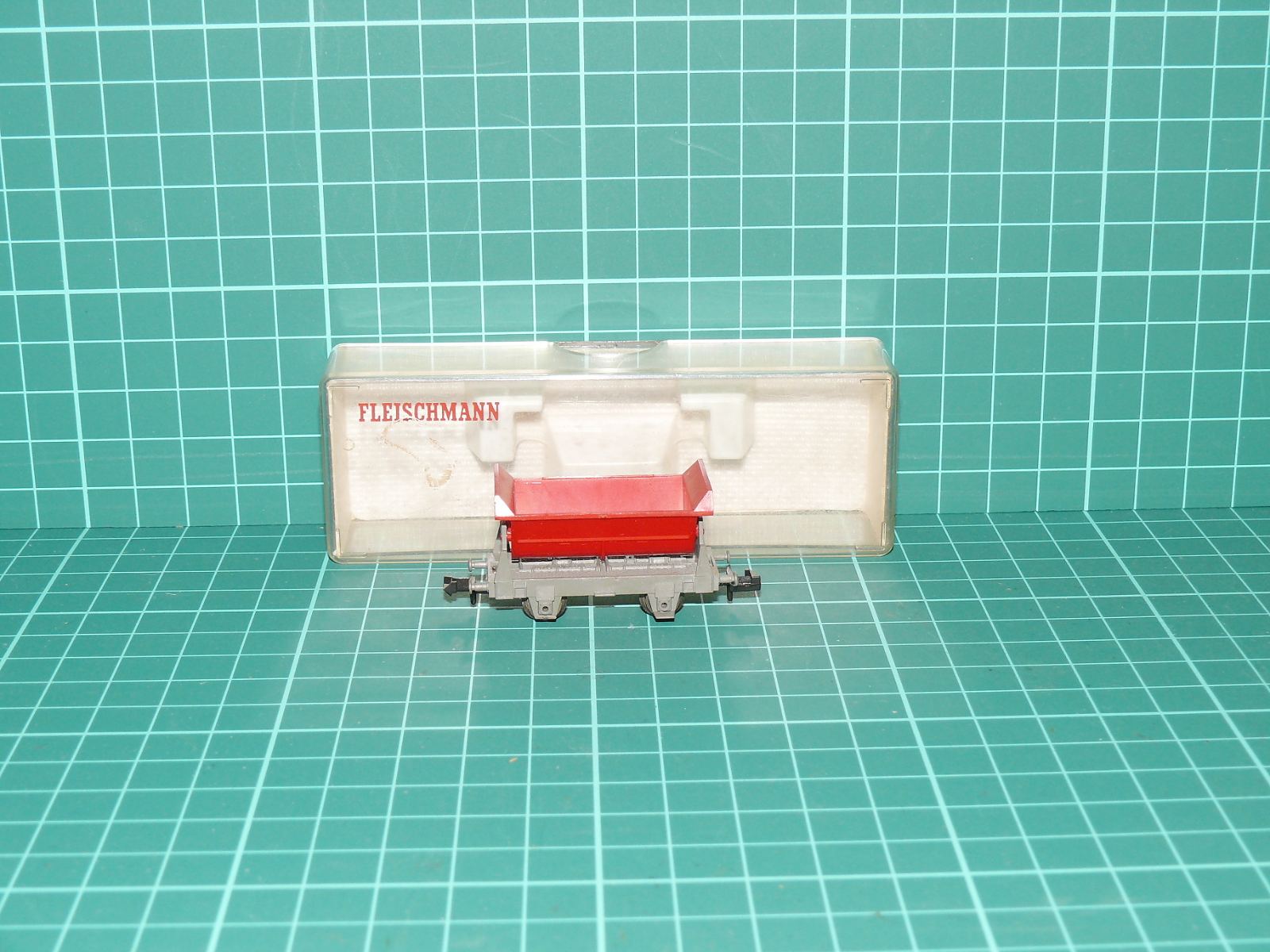 Fleischmann N 8500 - Dvounápravový vyklápěcí vůz Muldenkippwagen, červeno-šedý s krabičkou (1:160) – N