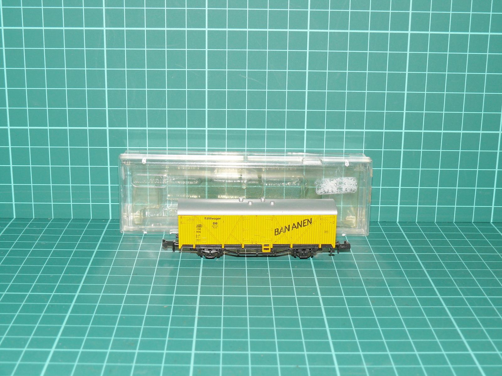 Minitrix N - Dvounápravový chladicí vůz na banány „BANANEN“ Kühlwagen DB s krabičkou (1:160) – N