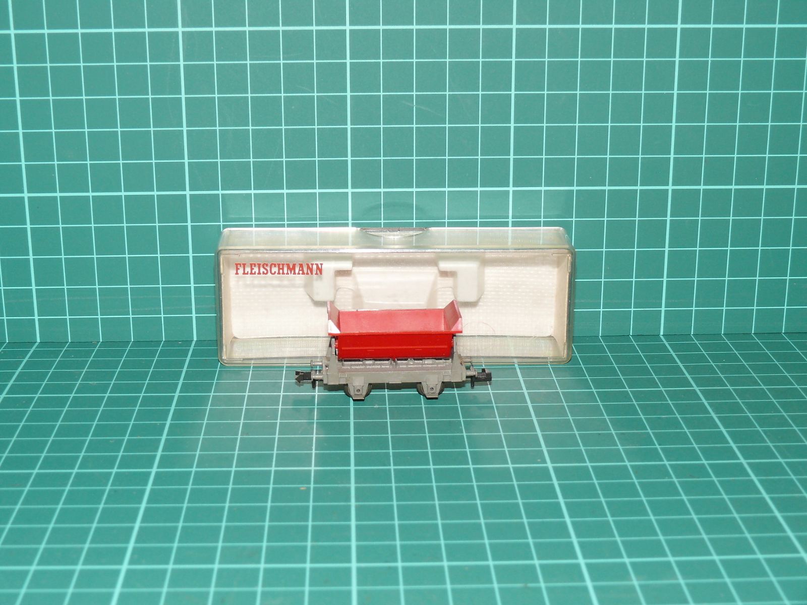 Fleischmann N 8500 - Dvounápravový vyklápěcí vůz Muldenkippwagen, červeno-šedý s krabičkou (1:160) – N