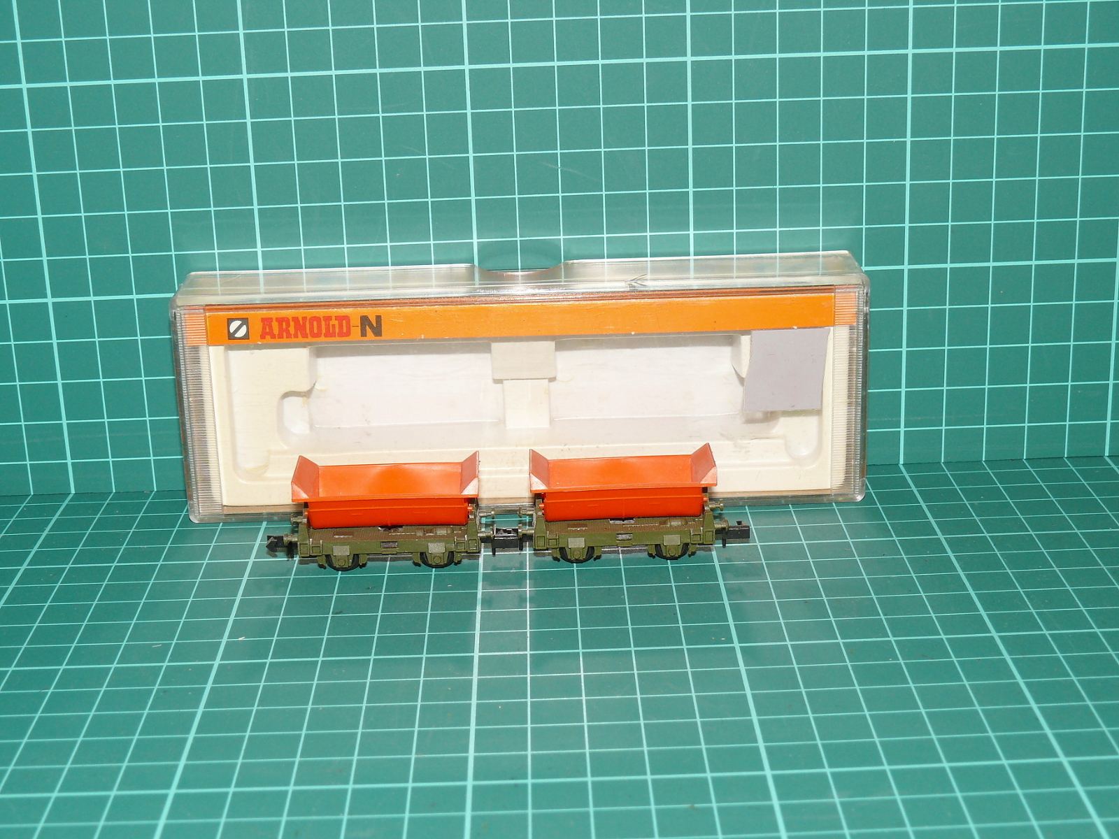 Arnold N 4480 - Dvojice dvounápravových vyklápěcích vozů Muldenkippwagen s krabičkou (1:160) – N