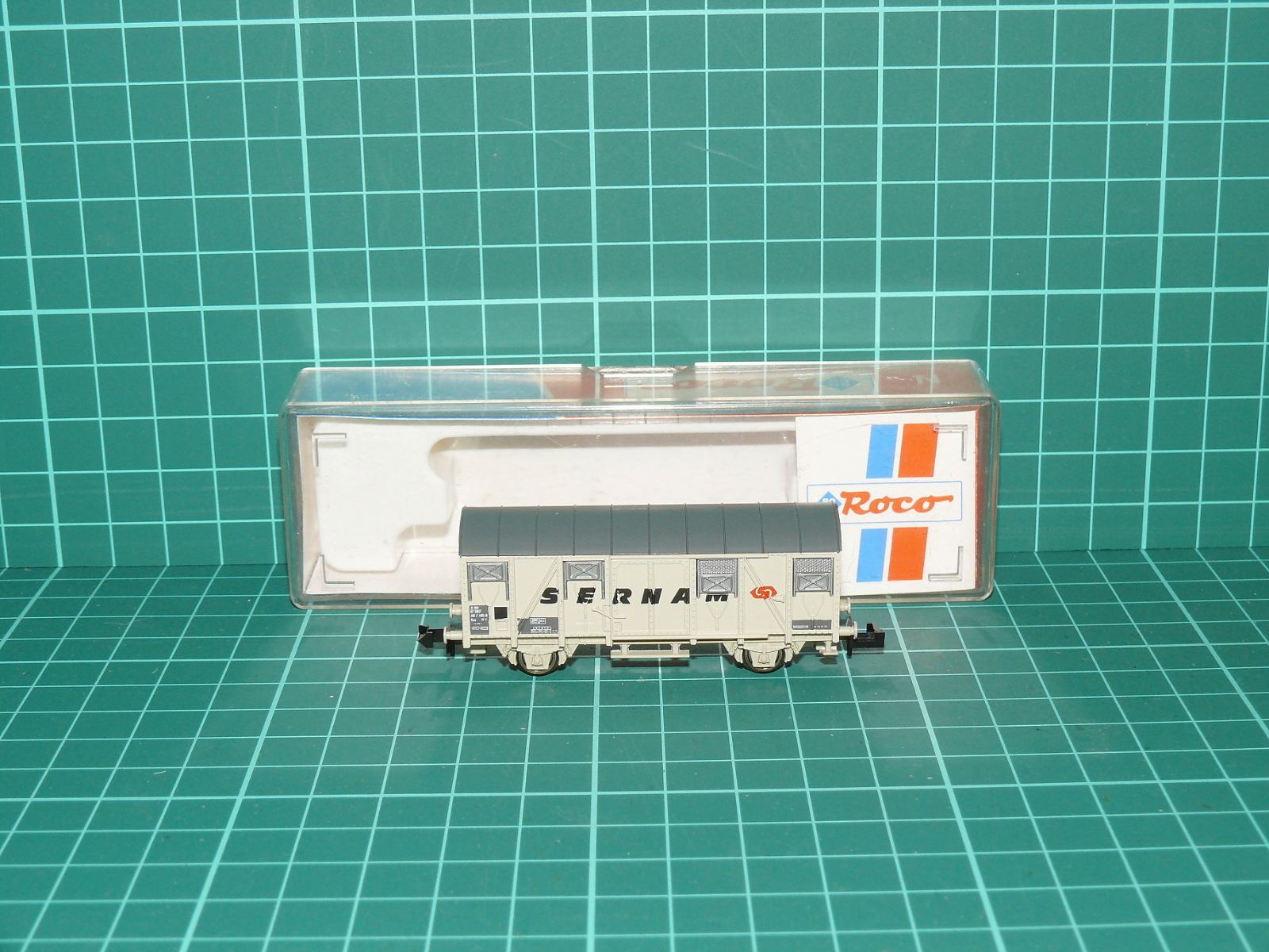 Roco N 25430 - Dvounápravový krytý nákladní vůz „SERNAM“ SNCF s krabičkou (1:160) – N
