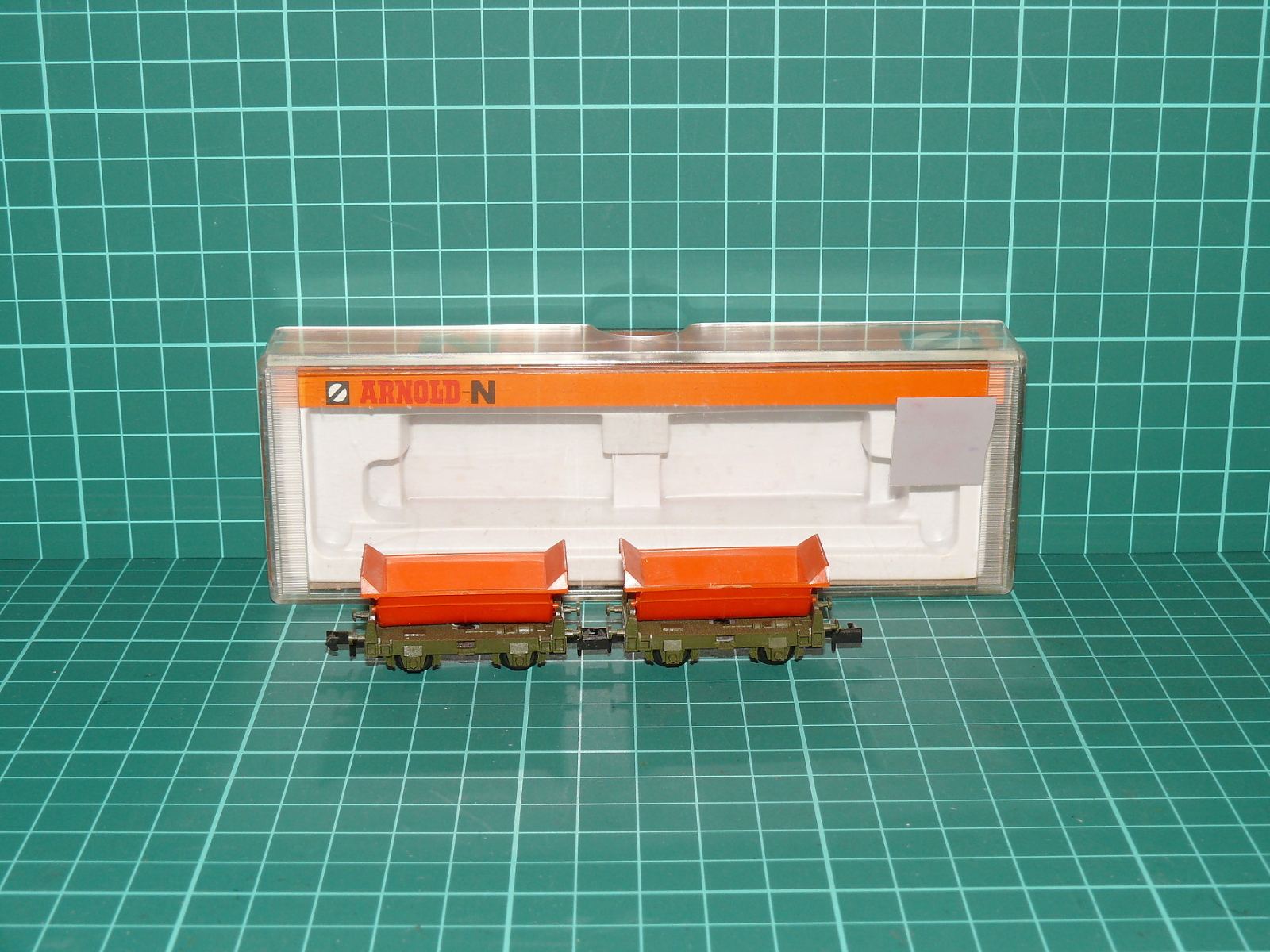 Arnold N 4480 - Dvojice dvounápravových vyklápěcích vozů Muldenkippwagen s krabičkou (1:160) – N