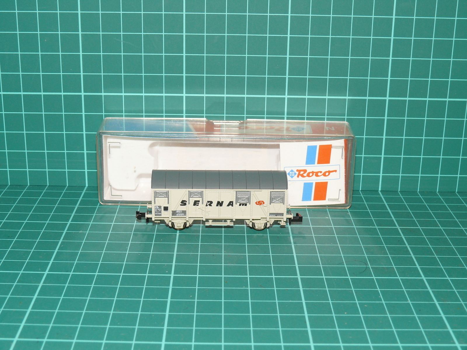 Roco N 25430 - Dvounápravový krytý nákladní vůz „SERNAM“ SNCF s krabičkou (1:160) – N