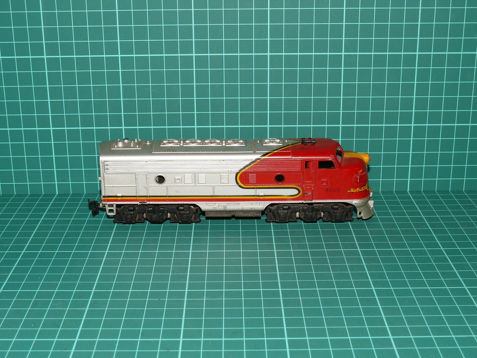 H0 Motorová dieselová lokomotiva EMD F7 A „SANTA FE“ #4015 (1:87) – H0