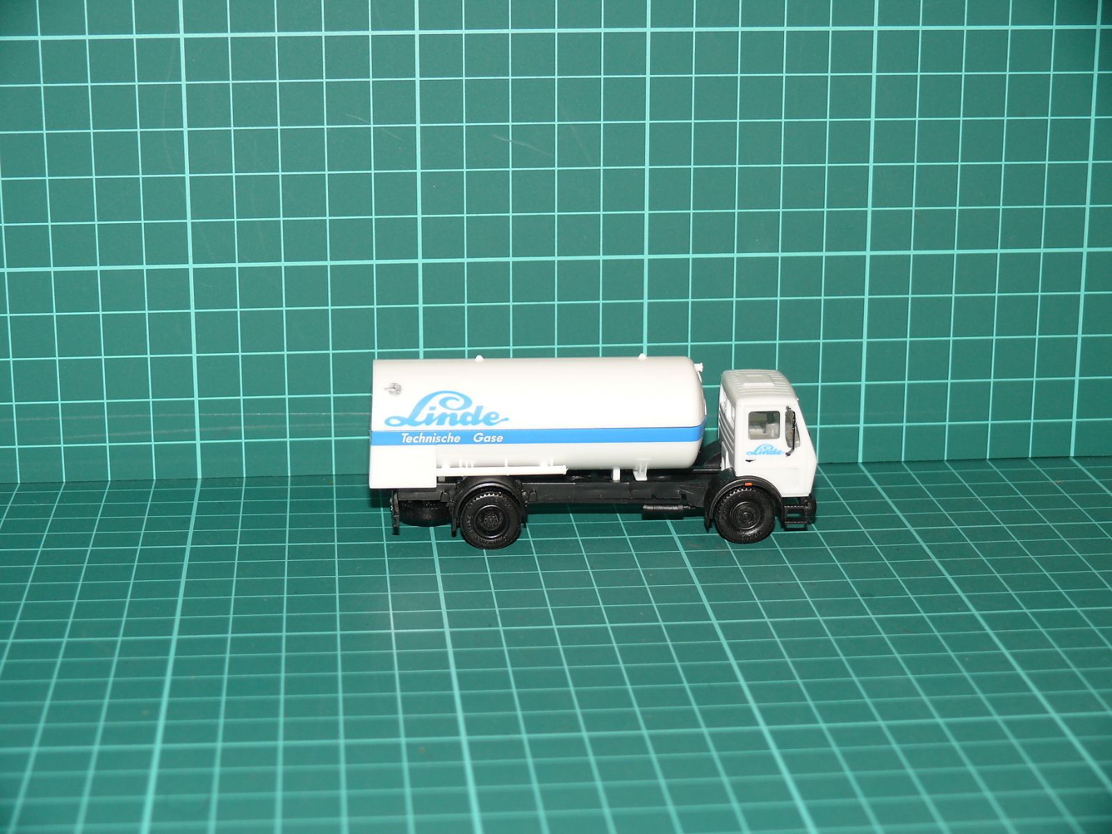 Herpa - Mercedes-Benz SK Cisternový nákladní automobil „Linde Technische Gase“ – H0