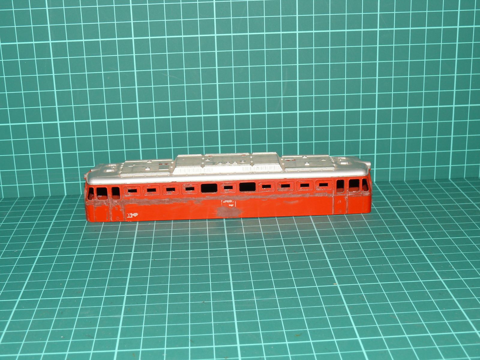 Karoserie elektrické lokomotivy řady E 499.0 / 1047 „Bobina“ - červená se stříbrnou střechou TT / H0 na díly – H0
