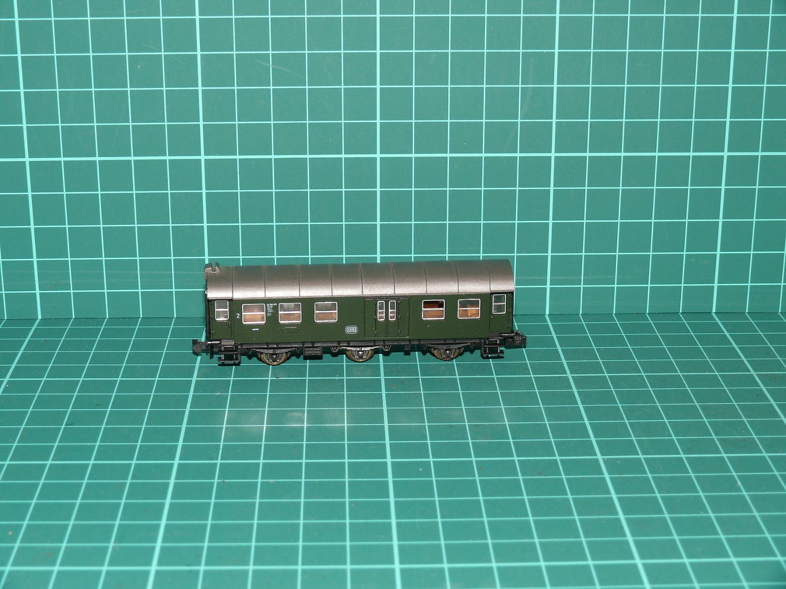 Roco N 24200 / 02263A - Třínápravový osobní přestavbový vůz 2. třídy s oddílem B3yge DB (1:160) – N