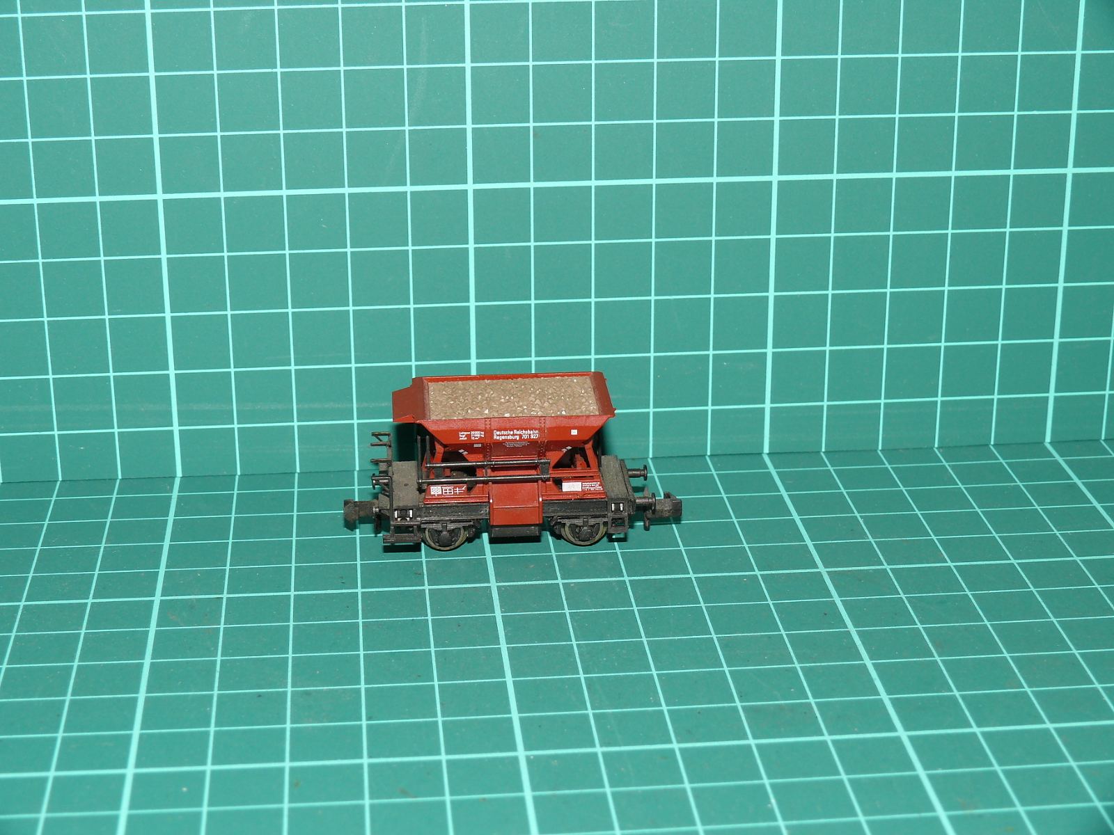 Fleischmann N 8206 - Dvounápravový násypný výsypný vůz na štěrk Talbot DRG / DB (1:160) – N
