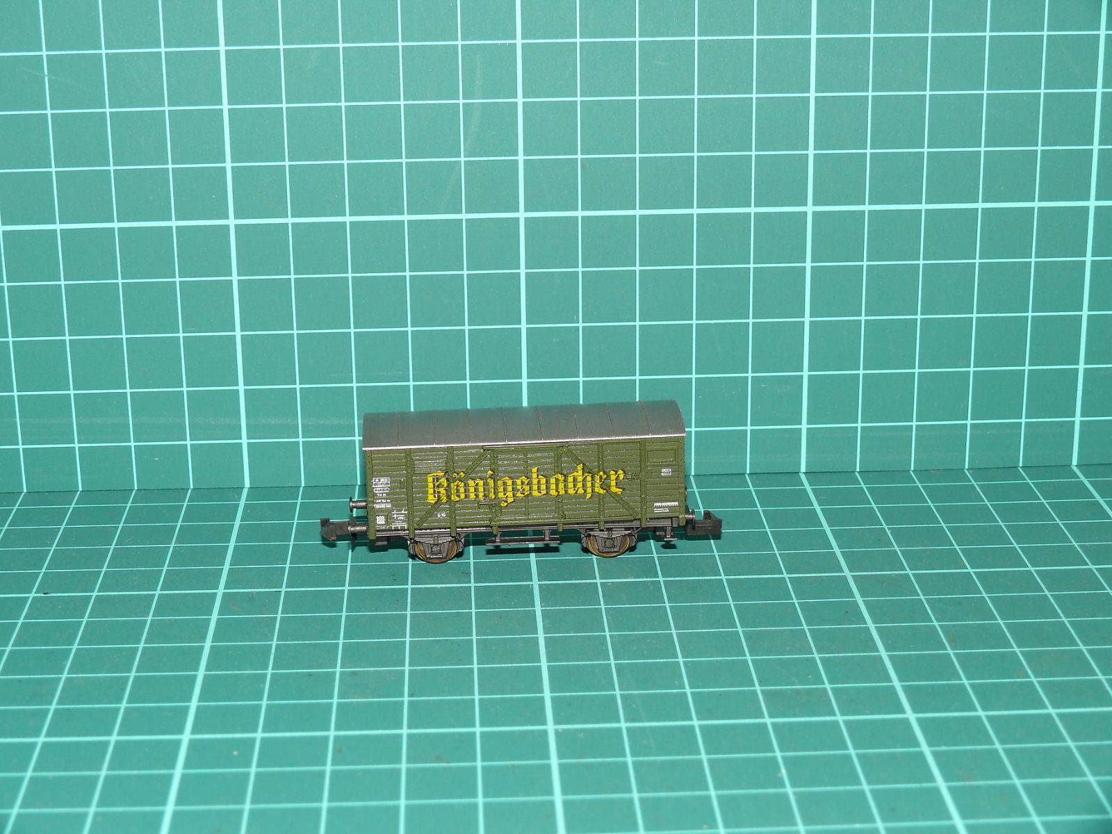 Roco N 2341A / 25102 - Dvounápravový krytý pivovarský vůz G10 „Königsbacher“ DB (1:160) – N