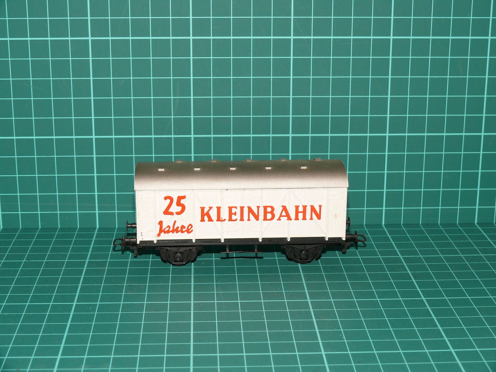 Kleinbahn H0 310 - Dvounápravový jubilejní krytý chladicí vůz „25 Jahre KLEINBAHN“ (1:87) – H0