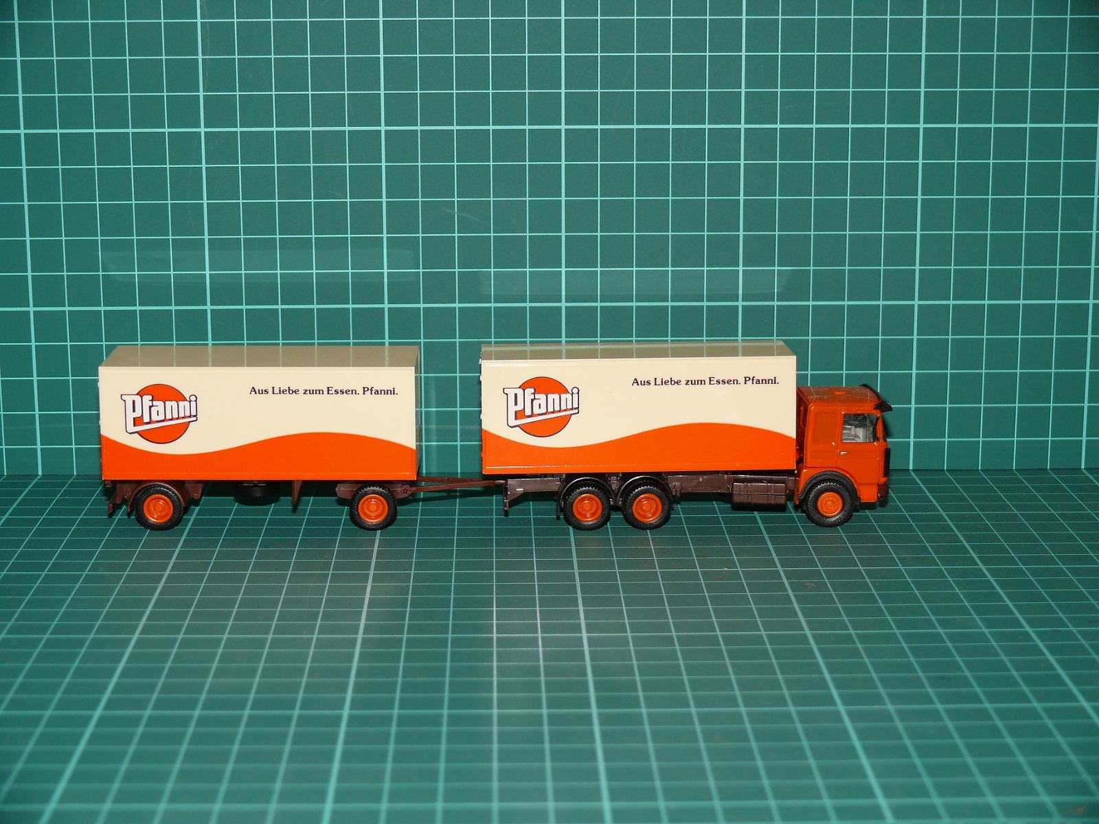 Herpa - MAN F8 / F90 Skříňová nákladní souprava s vlekem „Pfanni“ – H0