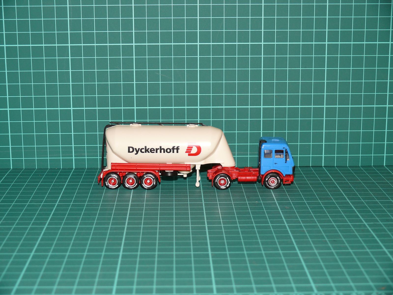 Herpa - Mercedes-Benz NG Návěsová souprava silo / cement „Dyckerhoff“ – H0