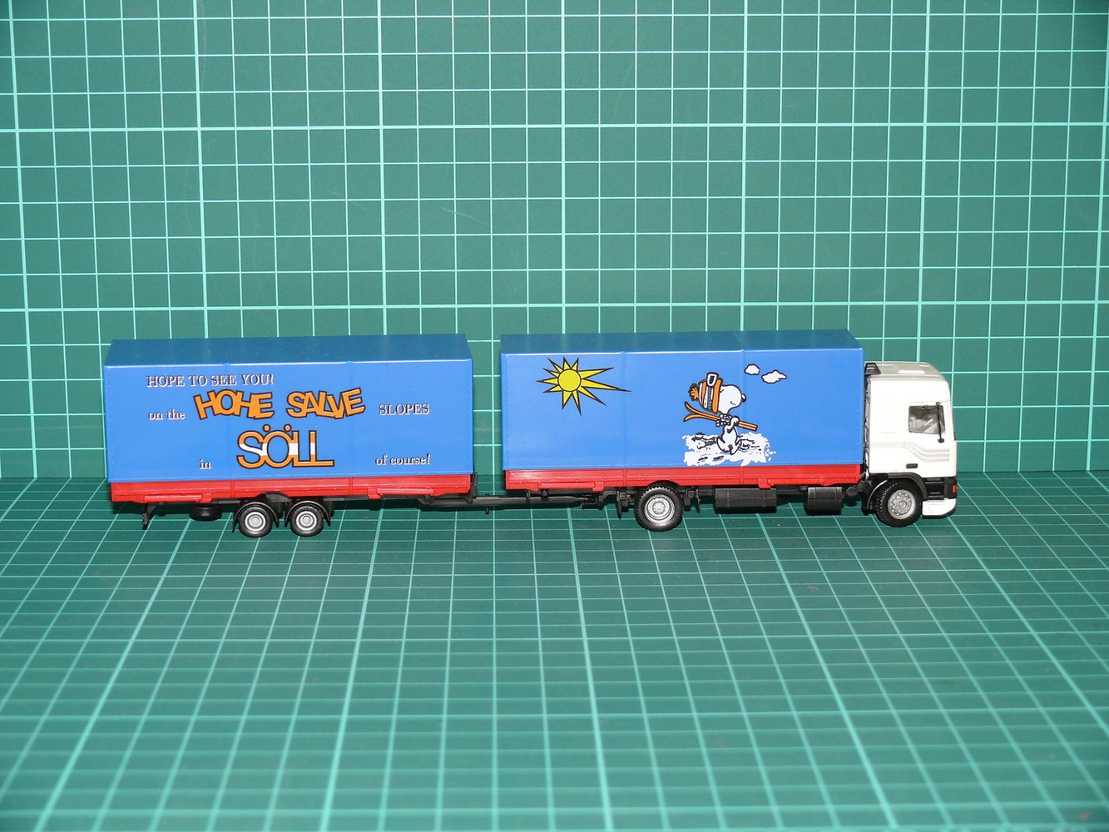 Herpa - DAF 95 Skříňová nákladní souprava s vlekem „Hohe Salve Söll / Snoopy“ – H0