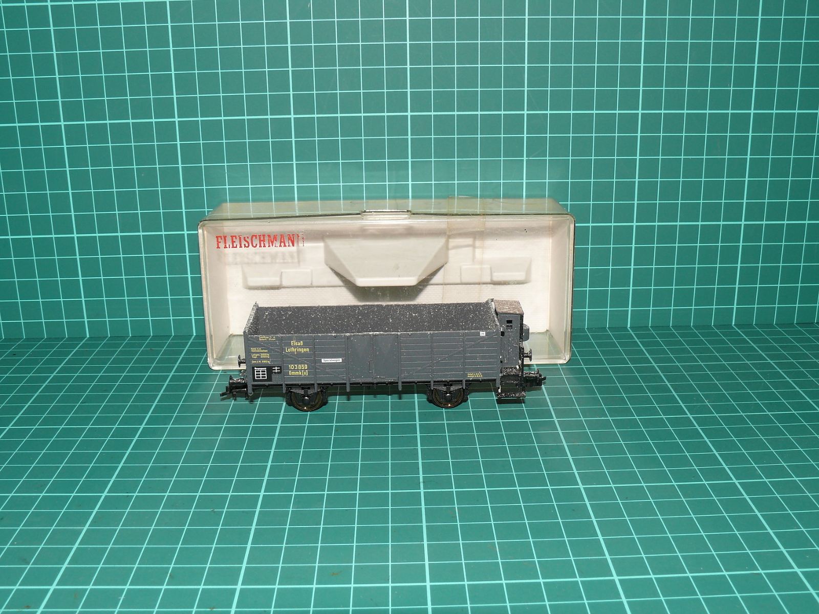Fleischmann H0 5886 - Otevřený uhelný vůz Ommk[u] s budkou a uhlím, Elsaß-Lothringen (1:87) OVP – H0