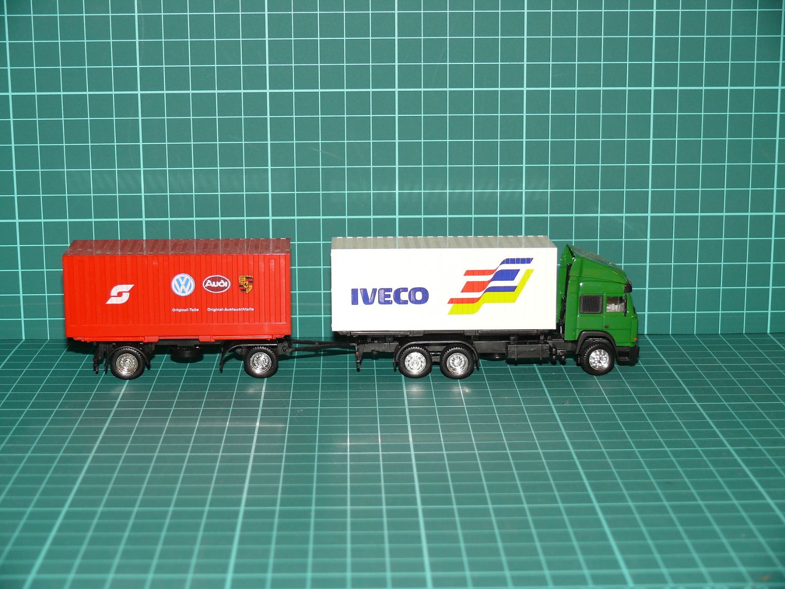 Herpa - Iveco Turbostar / EuroStar Kontejnerová nákladní souprava s vlekem – H0