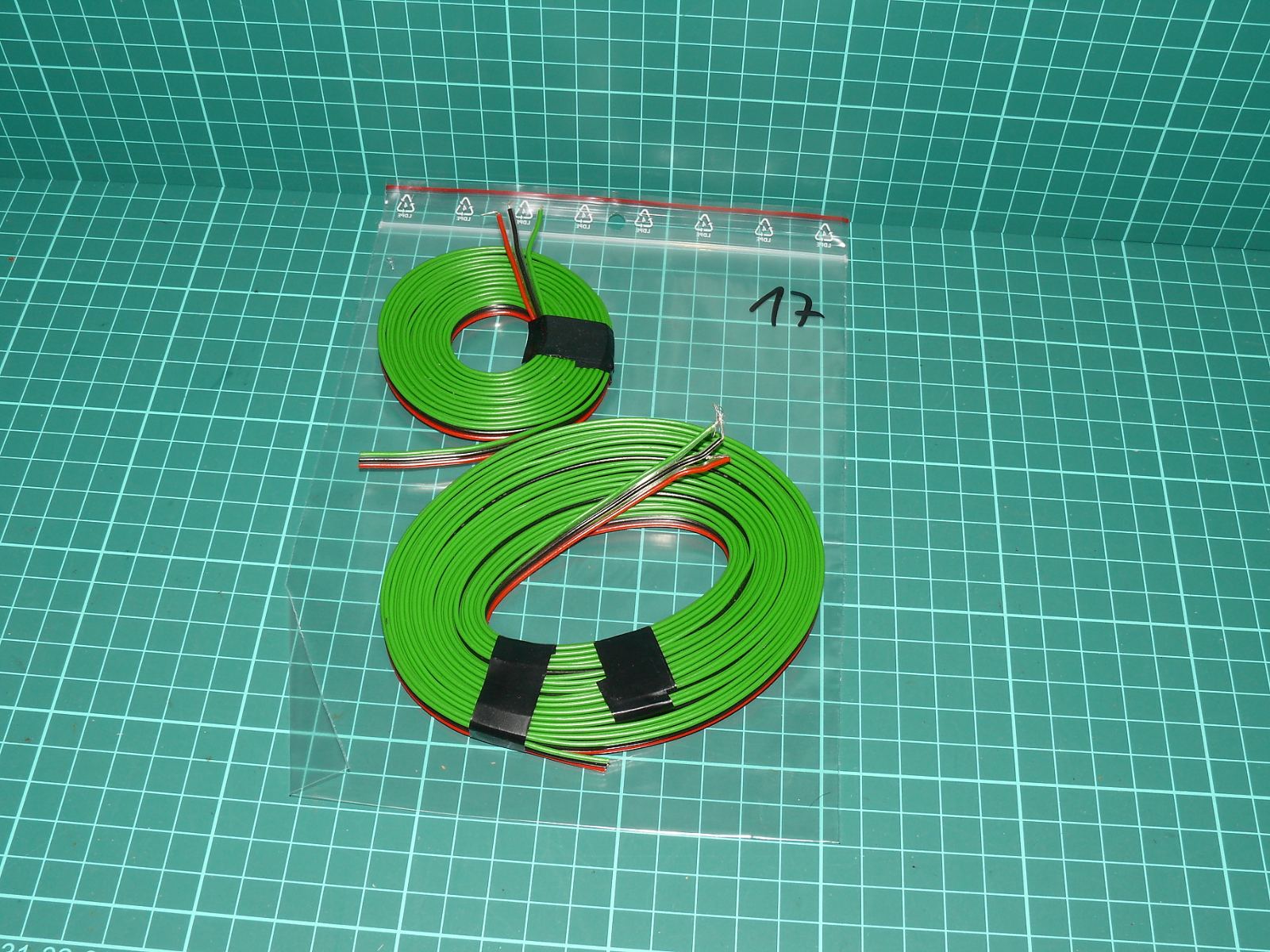 Modelářský 3žilový plochý kabel pro výhybky a návěstidla – 2 svazky (zelená-černá-červená) – Napájení