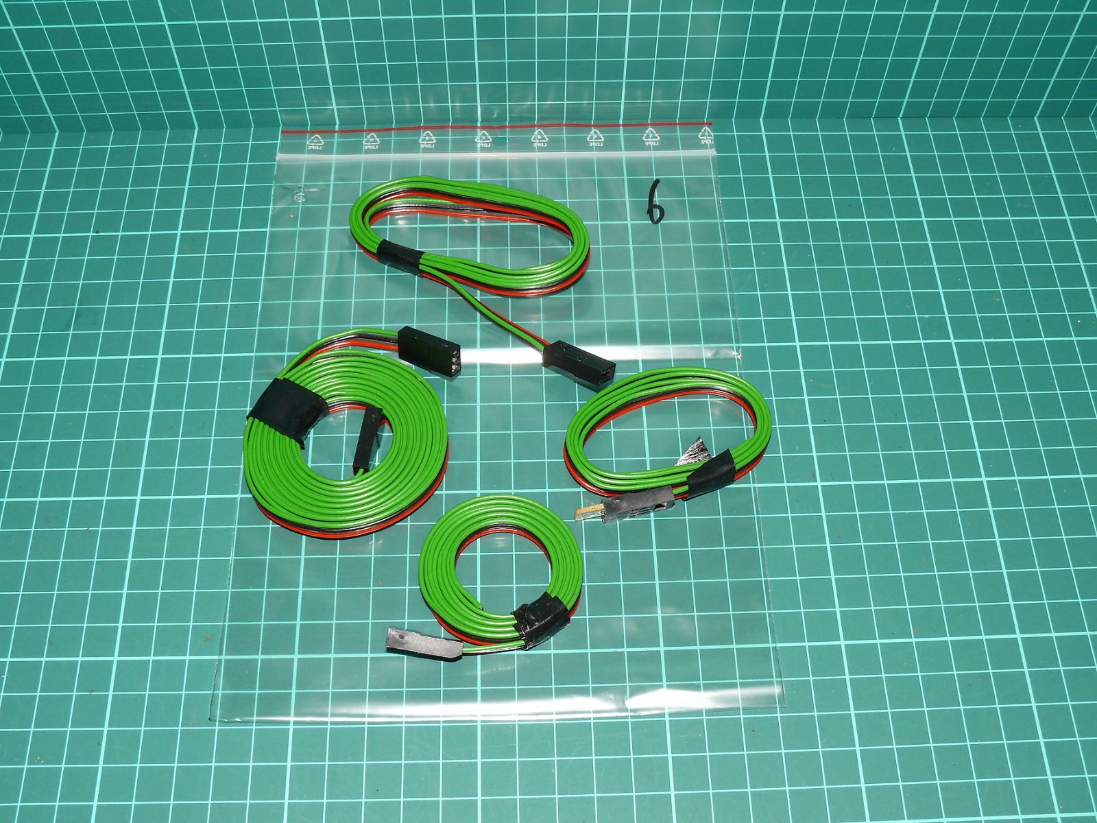 Roco - Sada 4 ks 3žilových prodlužovacích kabelů s konektory pro výhybky (H0 / TT / N) – Napájení
