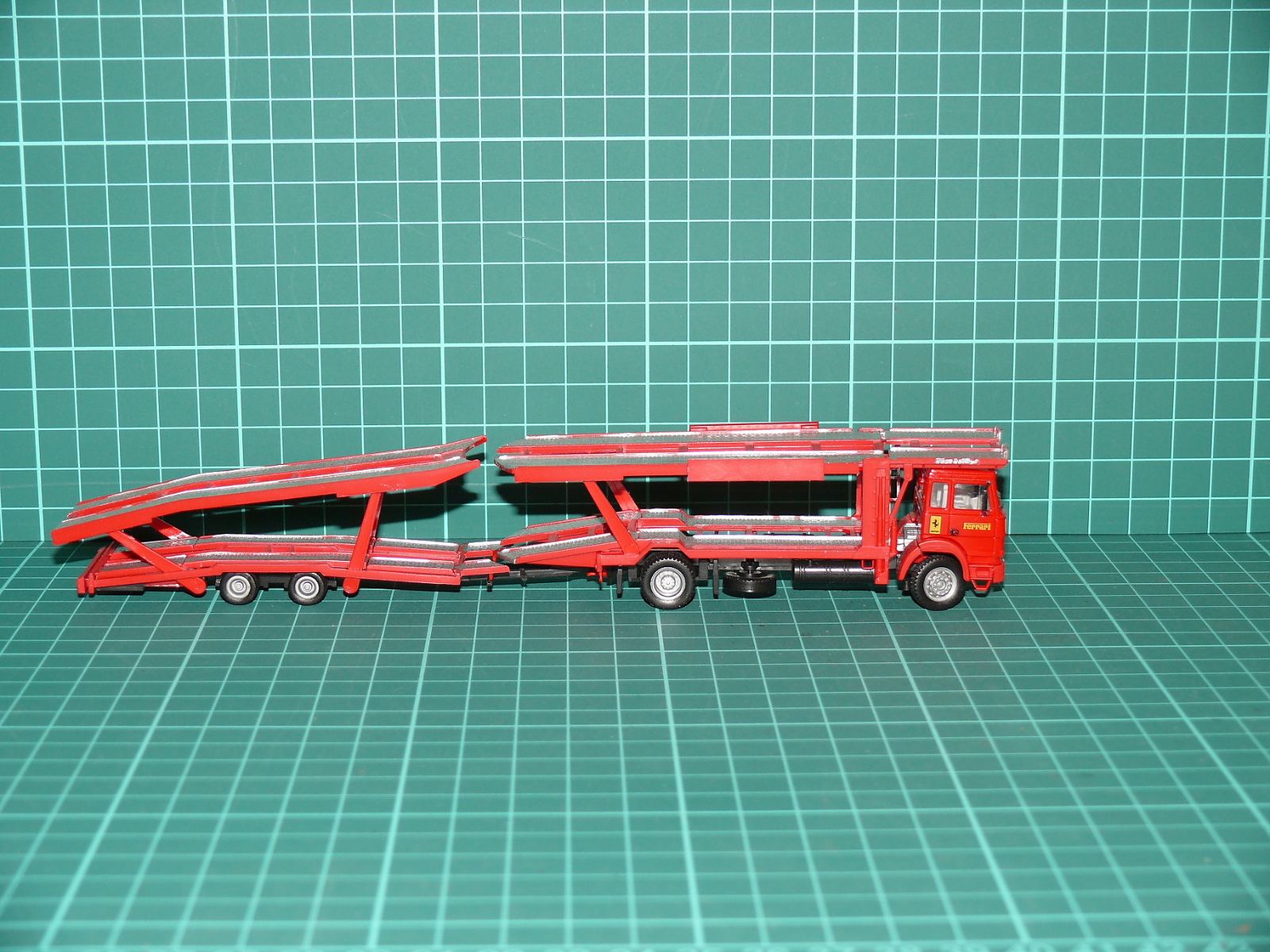 Herpa - Iveco Turbotech / Turbostar Autotransportér s vlekem „Ferrari“ – H0
