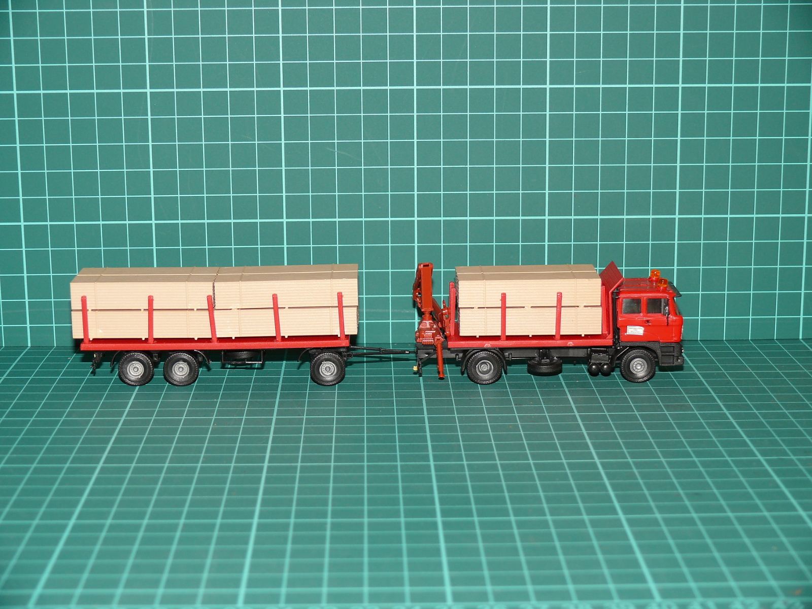 Herpa - Iveco Turbostar Nákladní klanicová souprava s hydraulickou rukou a nákladem řeziva – H0
