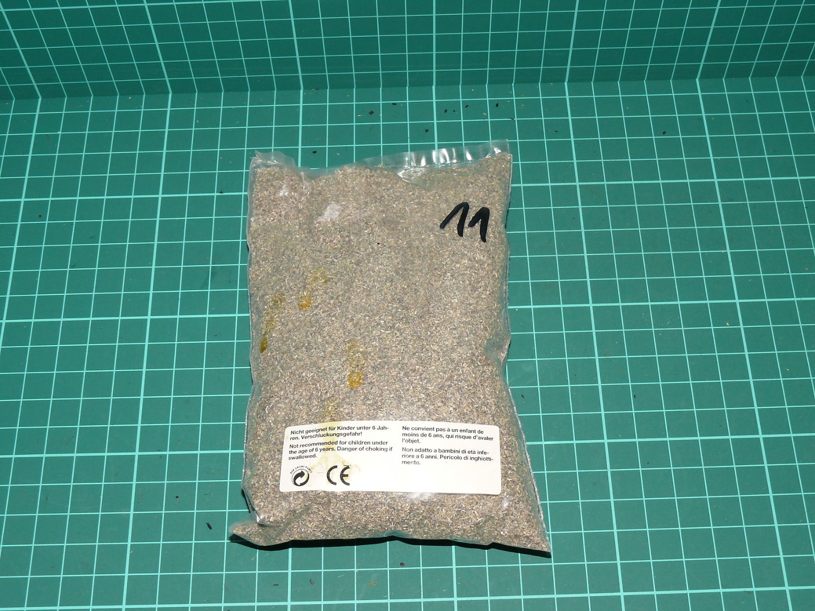 Modelářský kolejový štěrk / jemný posyp – šedá žula / melír (cca 100 g) – Ostatní
