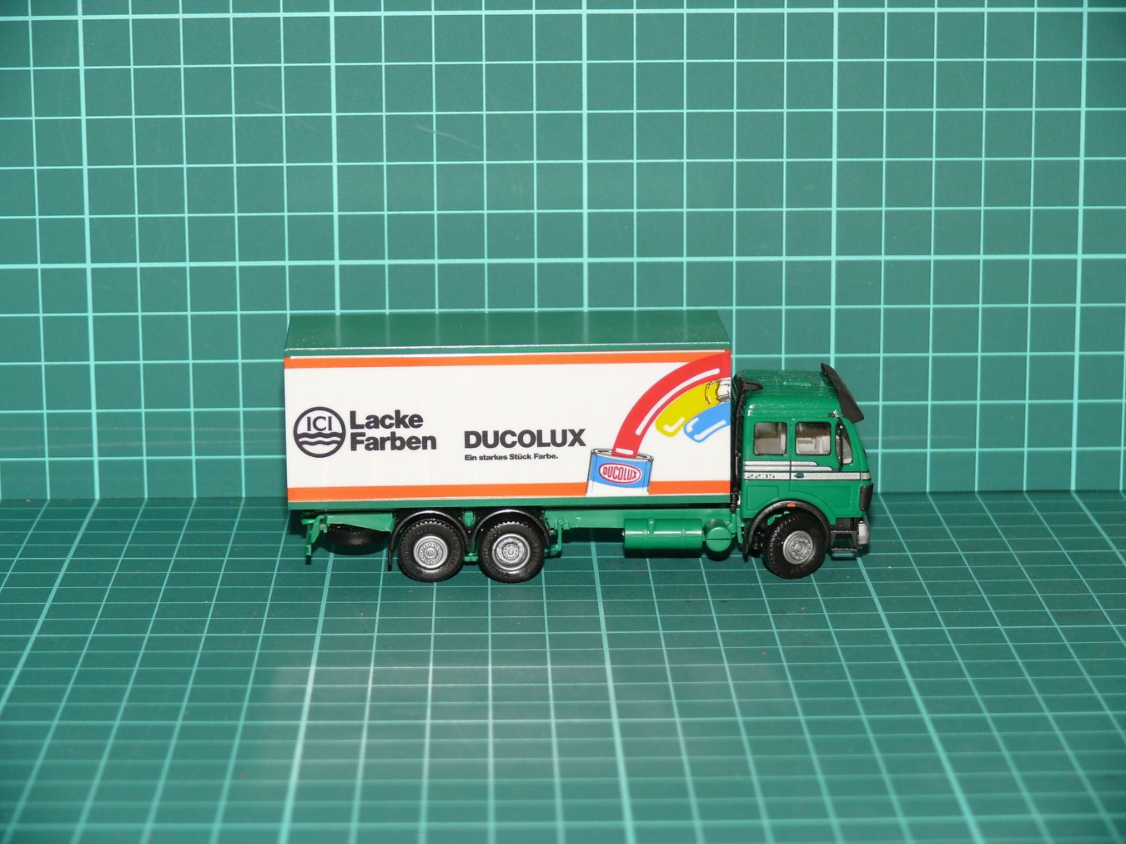 Herpa - Mercedes-Benz NG Třínápravový skříňový nákladní automobil „ICI Lacke Farben / DUCOLUX“ – H0