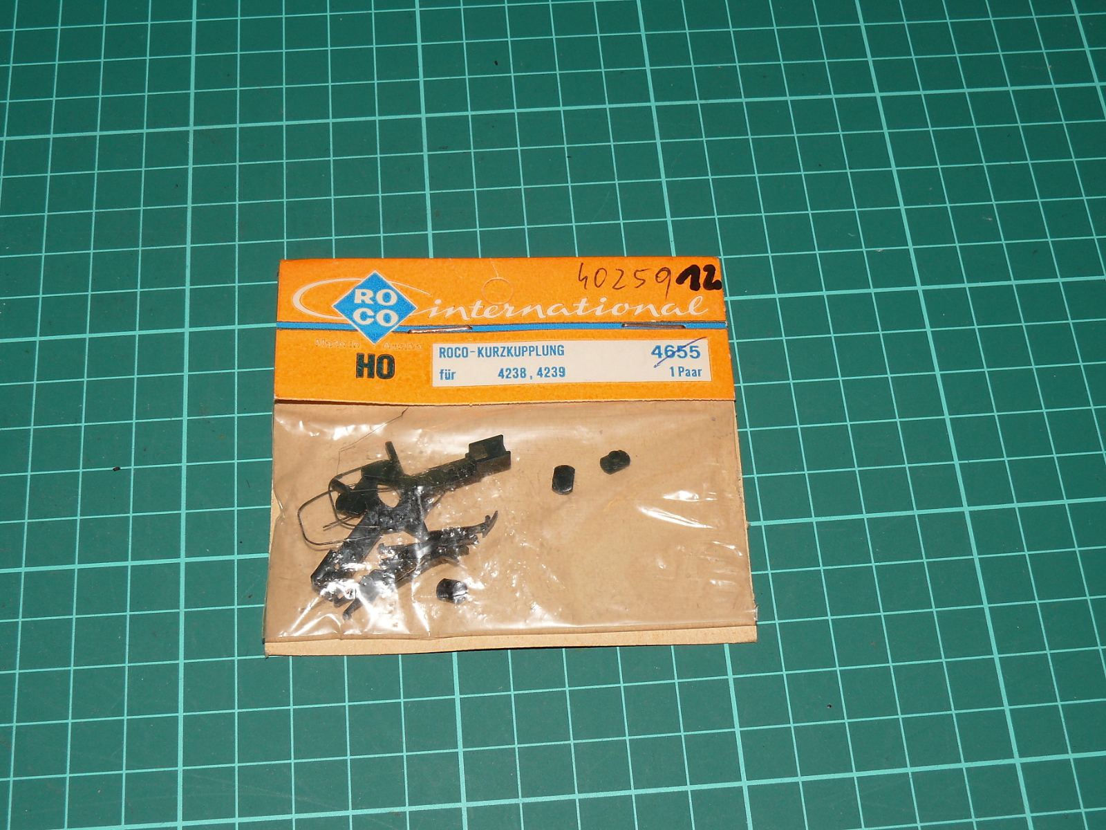 Roco International H0 40259 (4655) – Sada krátkých spřáhel pro vagony 4238, 4239 (1 pár, kus č. 2) – H0
