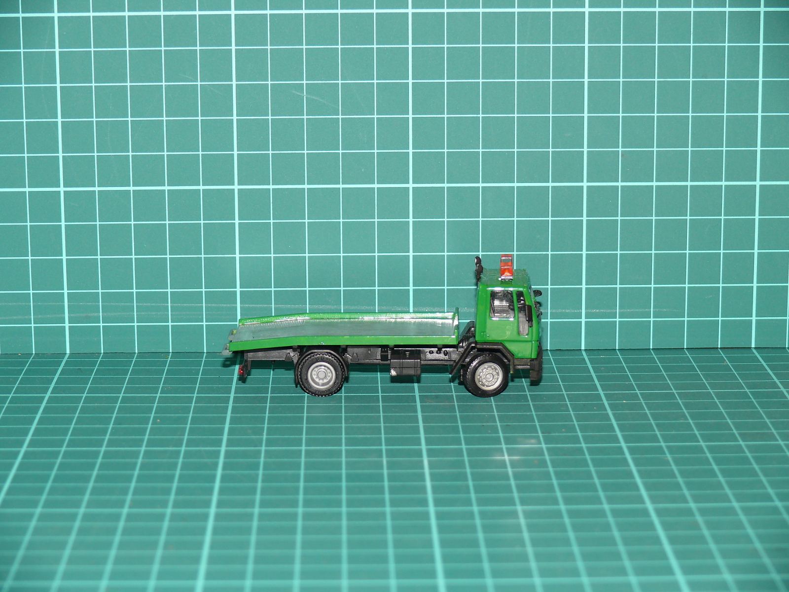 Herpa - Iveco Zeta / EuroCargo Odtahový speciál s plošinou – H0