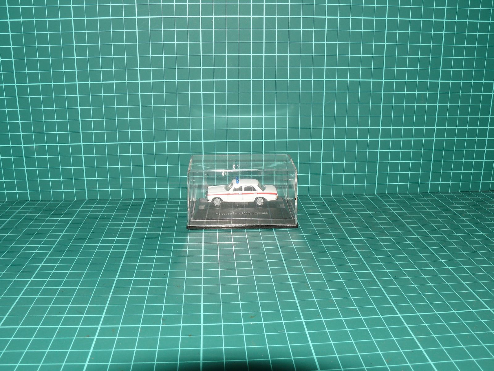 Mercedes-Benz 200/8 Limousine – Gendarmerie (Rakouská policie) – Měřítko N (1:160) – H0