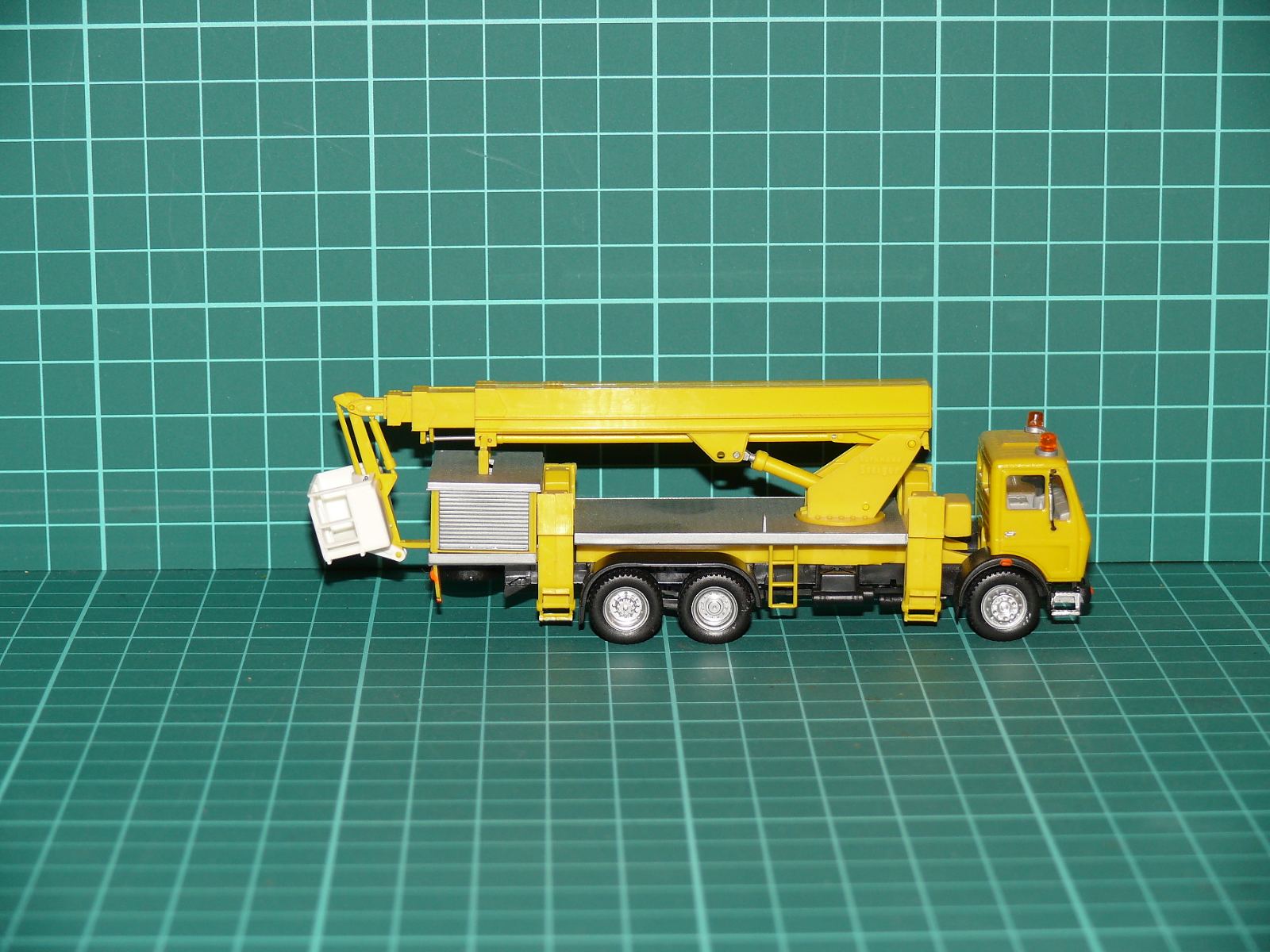 Herpa - Mercedes-Benz NG Třínápravový montážní speciál s vysokozdvižnou plošinou Ruthmann Steiger – H0