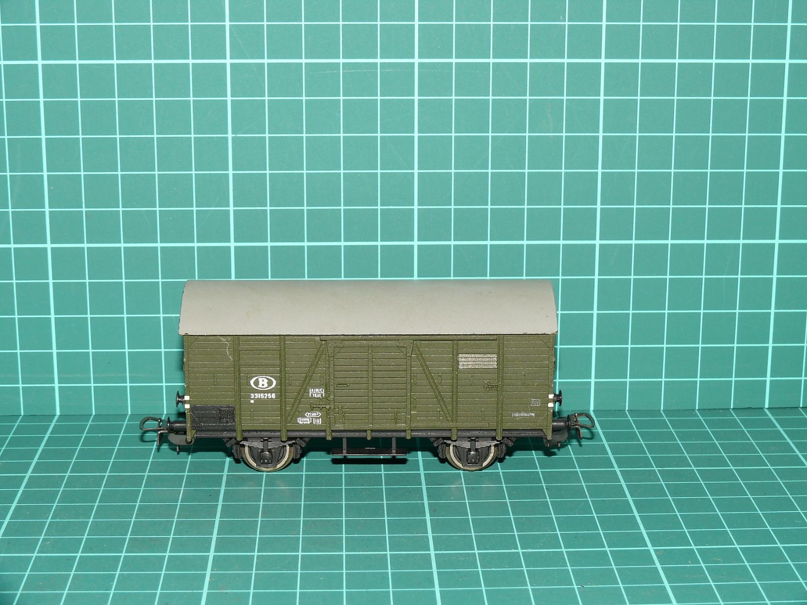 PIKO H0 – Dvounápravový krytý nákladní vůz SNCB / NMBS (Ep. III) – H0