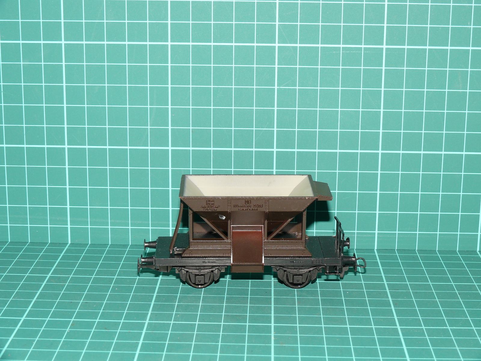 Kleinbahn H0 338 – Dvounápravový výsypný vůz na štěrk / uhlí Otmm DB (Ep. III) – H0