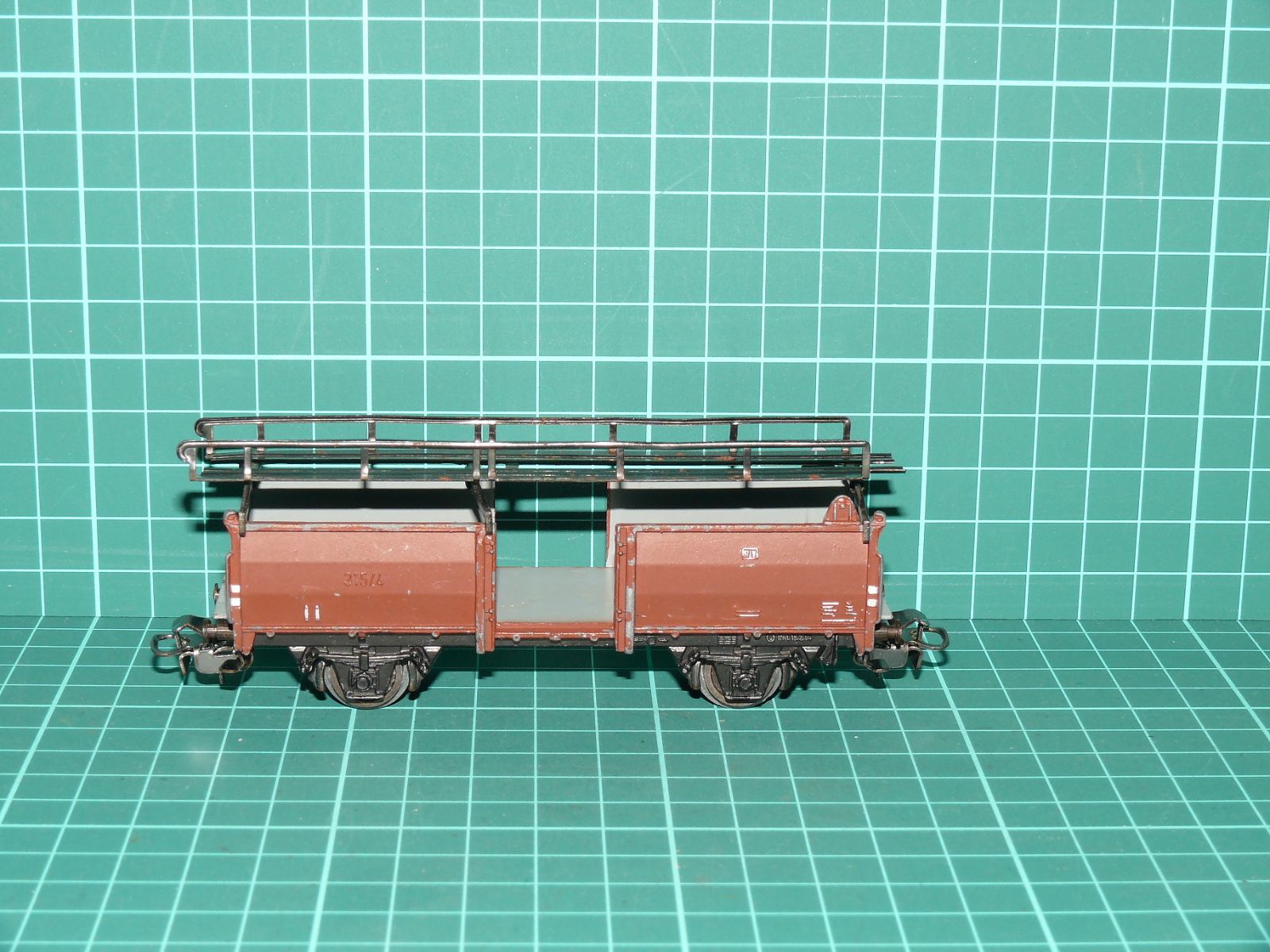 Märklin H0 4503 (315/4) – Dvounápravový vůz s plošinovou nástavbou Omm 52 DB (Ep. III) – H0