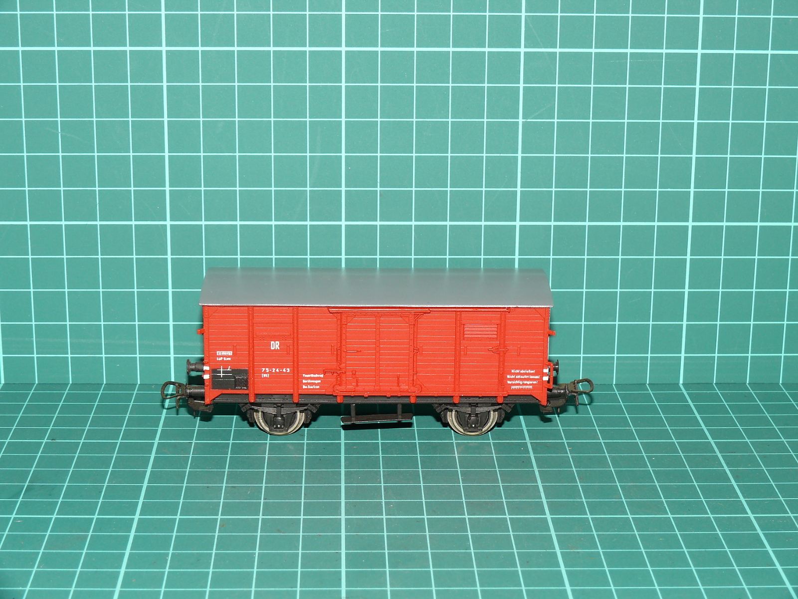 PIKO H0 – Dvounápravový hasičský / nářaďový vůz Geräte-Wagen DR (Ep. III) – H0