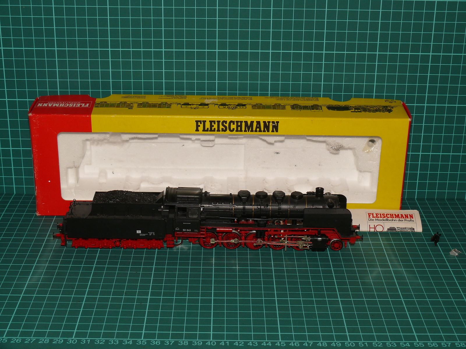 Fleischmann H0 4181 – Těžká nákladní parní lokomotiva BR 50 849 s tendrem DB (Ep. III) + originální krabička – H0
