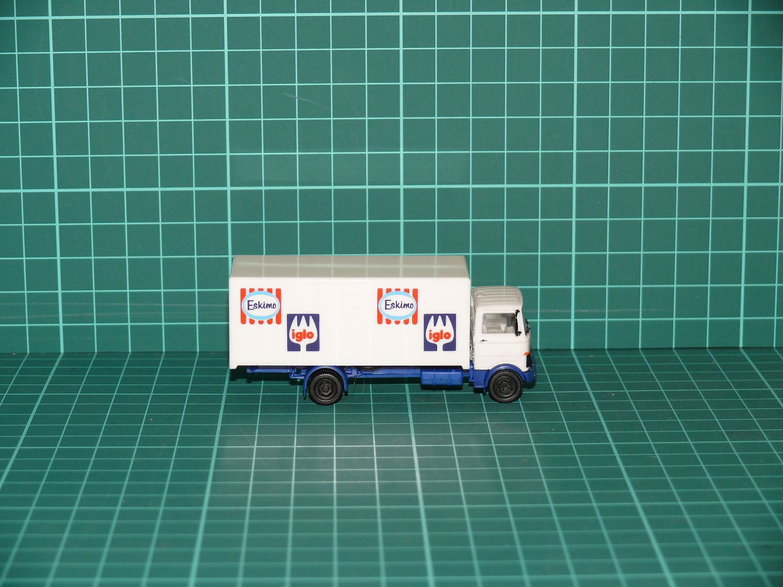 Herpa - Mercedes-Benz NG Dvounápravový chladírenský nákladní automobil „Eskimo / iglo“ – H0