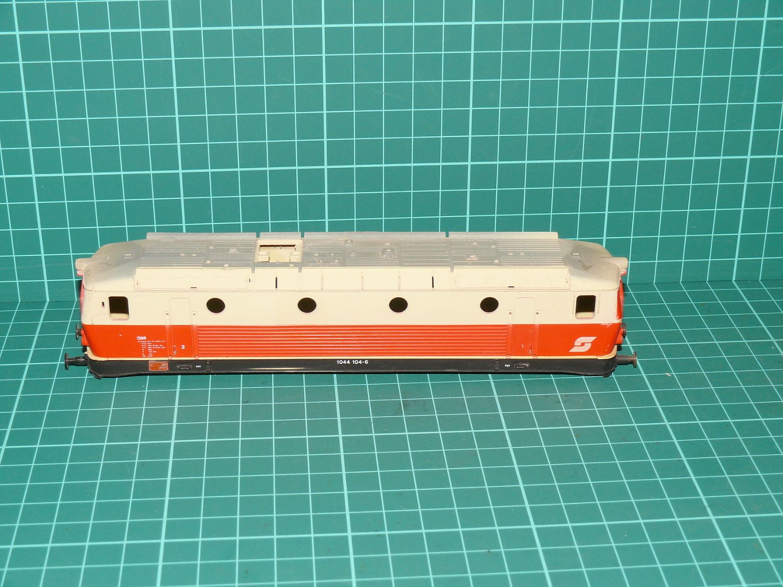Roco H0 – Karoserie elektrické lokomotivy řady 1044 104-6 ÖBB (Ep. IV/V) na náhradní díly / přestavbu – H0