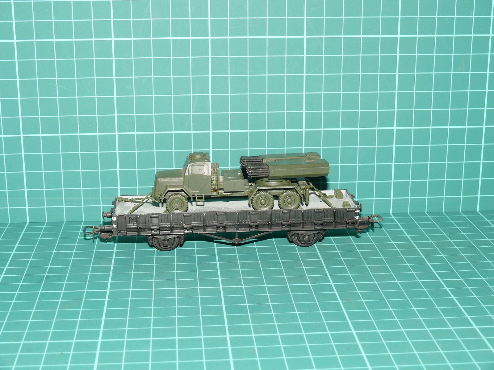 PIKO H0 – Dvounápravový nízkostěnný / plošinový vůz s nákladem raketometu Tatra 813 / RM-70 – H0