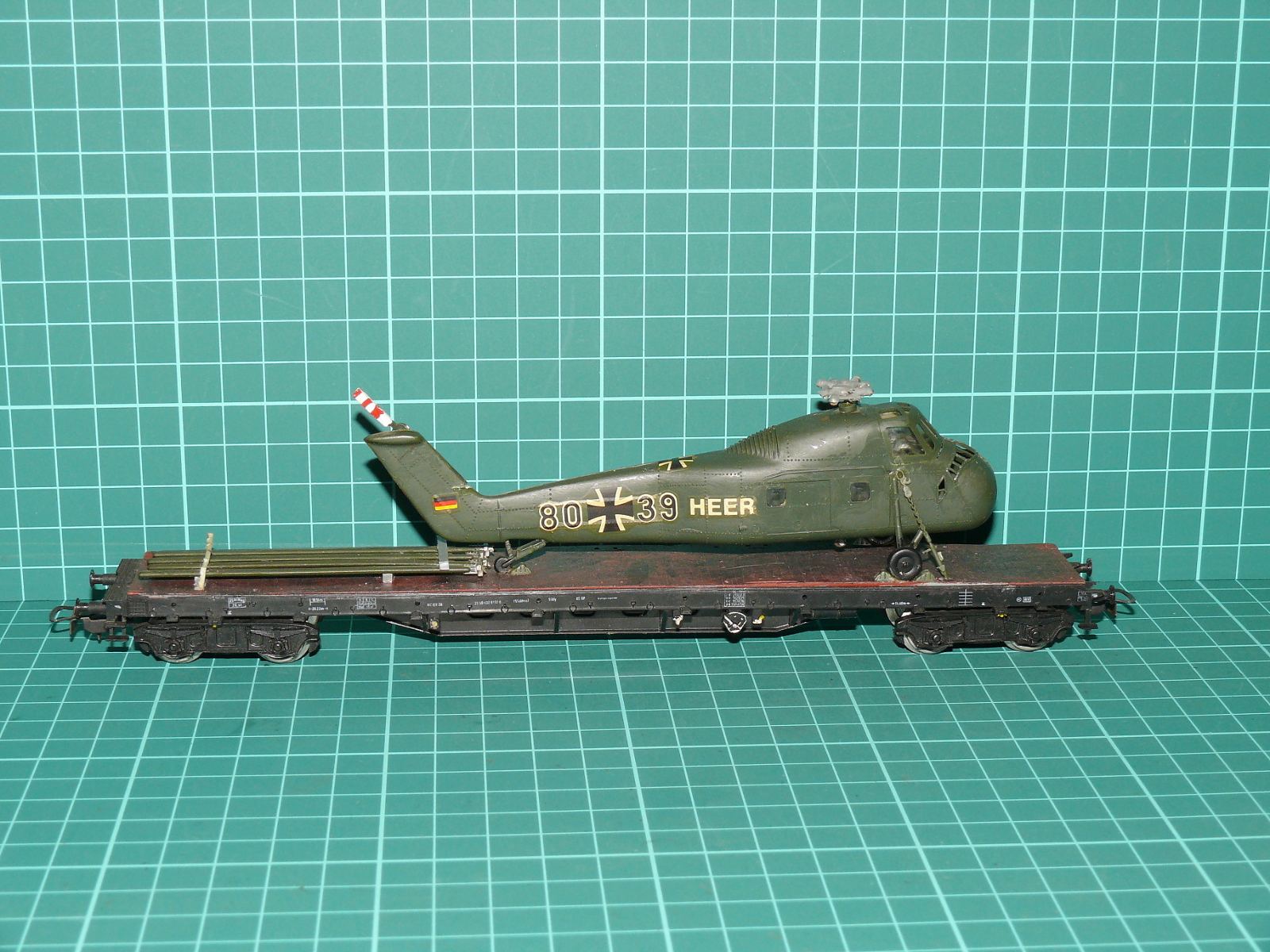 Roco H0 – Čtyřnápravový plošinový vůz s vojenským nákladem vrtulníku Sikorsky H-34 Bundeswehr HEER – H0