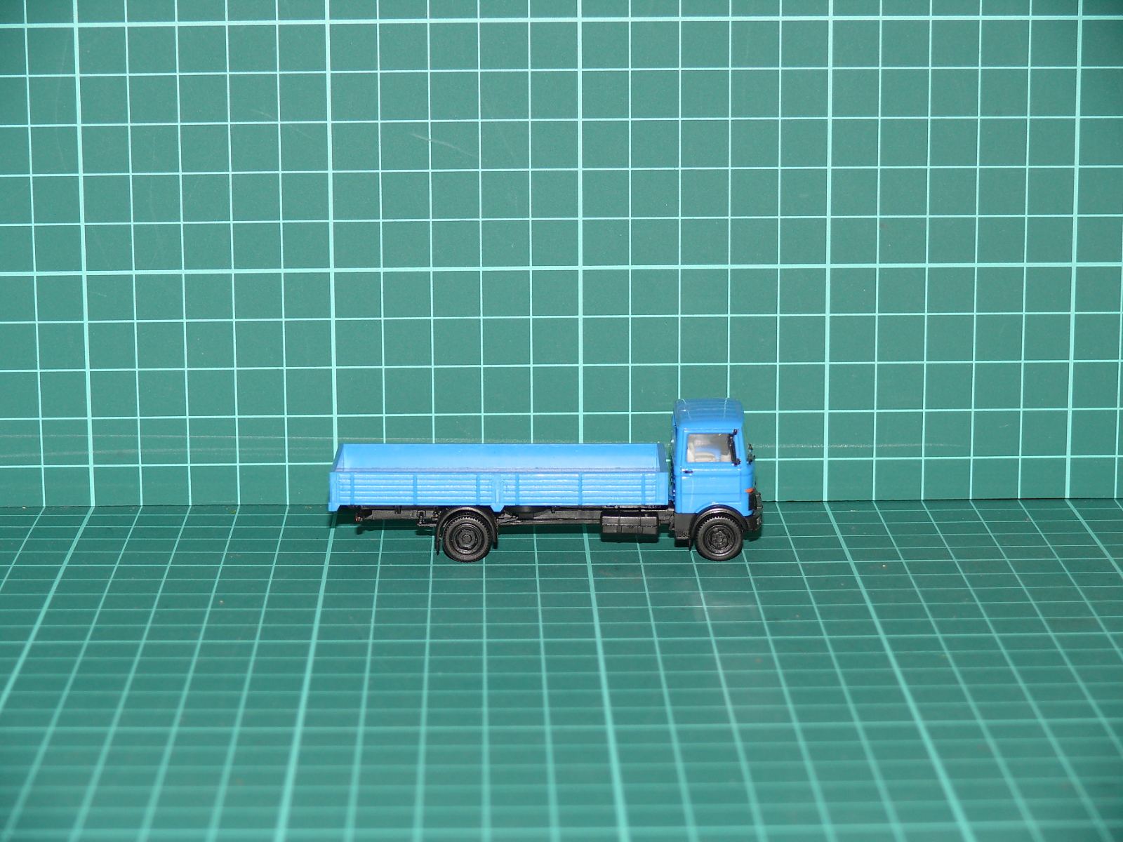 Herpa - Mercedes-Benz NG Dvounápravový valník s dlouhým rozvorem (modrá) – H0