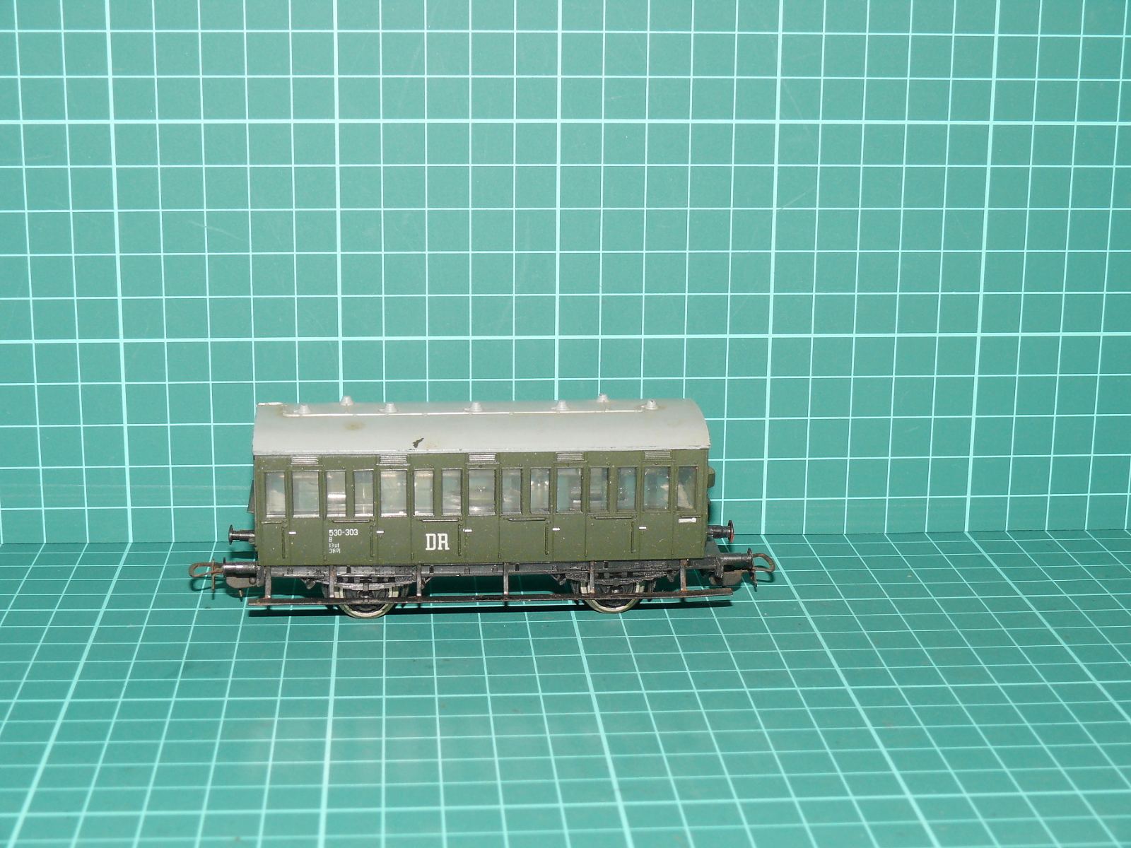 PIKO H0 – Dvounápravový osobní oddílový vůz 3. třídy 530-303 DR (Ep. III) – H0