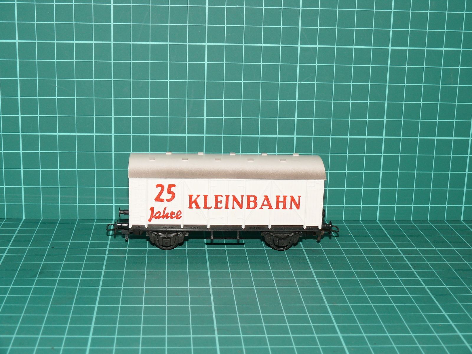 Kleinbahn H0 – Dvounápravový jubilejní krytý vůz "25 Jahre KLEINBAHN" (Ep. IV) – H0