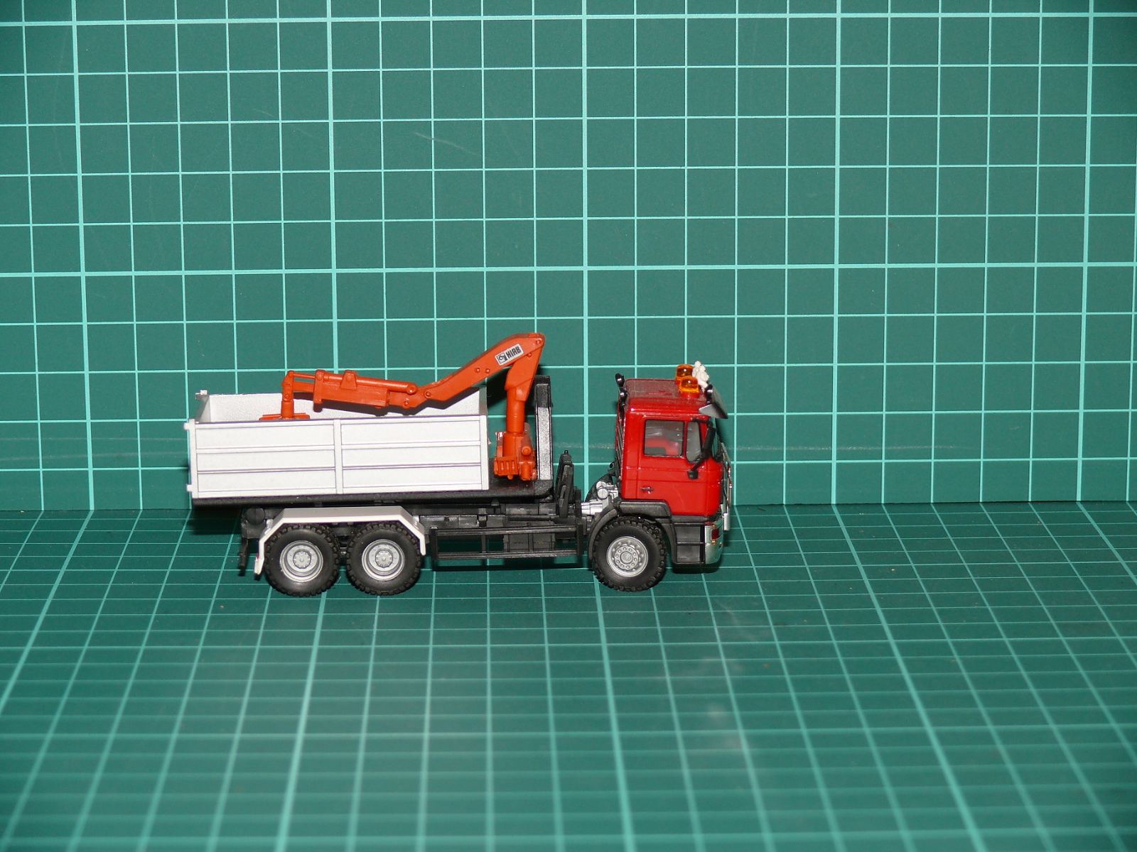 Herpa - DAF 95 Třínápravový stavební sklápěč s hydraulickou rukou HIAB – H0