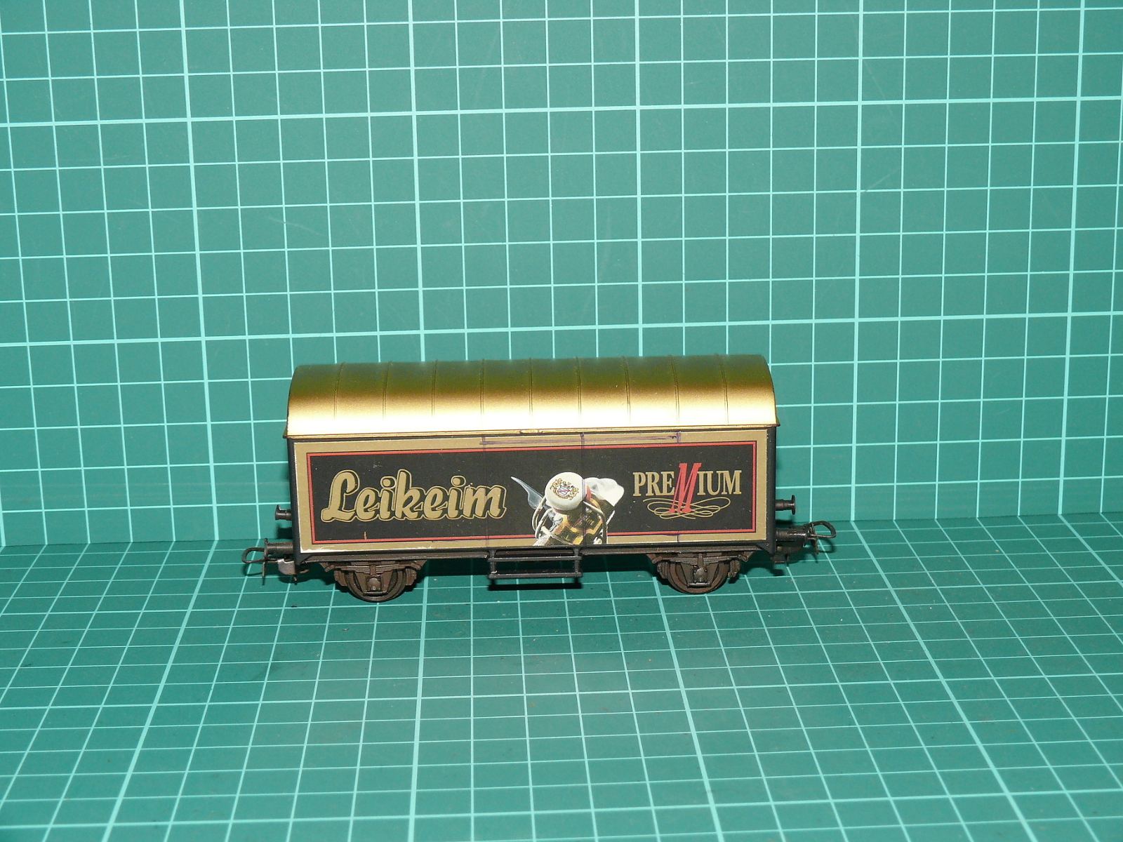 PIKO H0 – Dvounápravový reklamní / pivní vůz "Leikeim PREMIUM" – H0