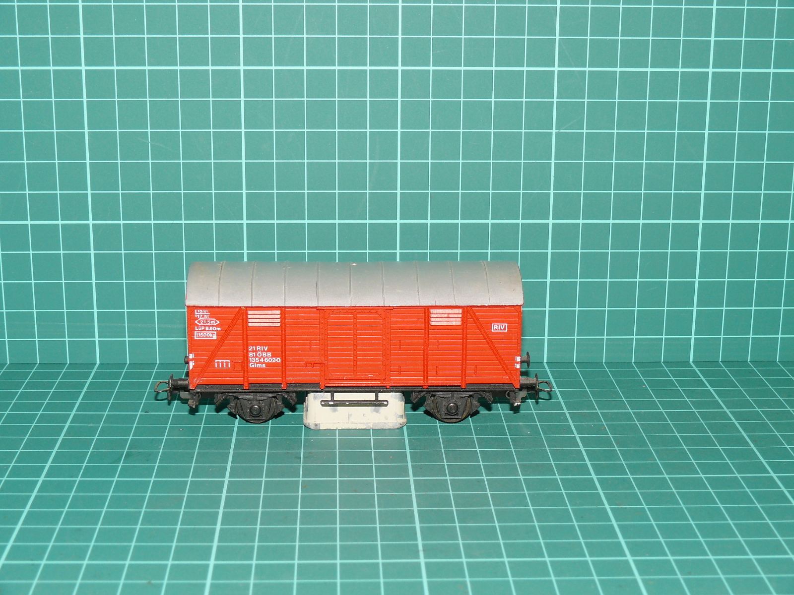 Kleinbahn H0 – Dvounápravový krytý nákladní vůz Glms ÖBB (Ep. IV) s čisticím blokem – H0