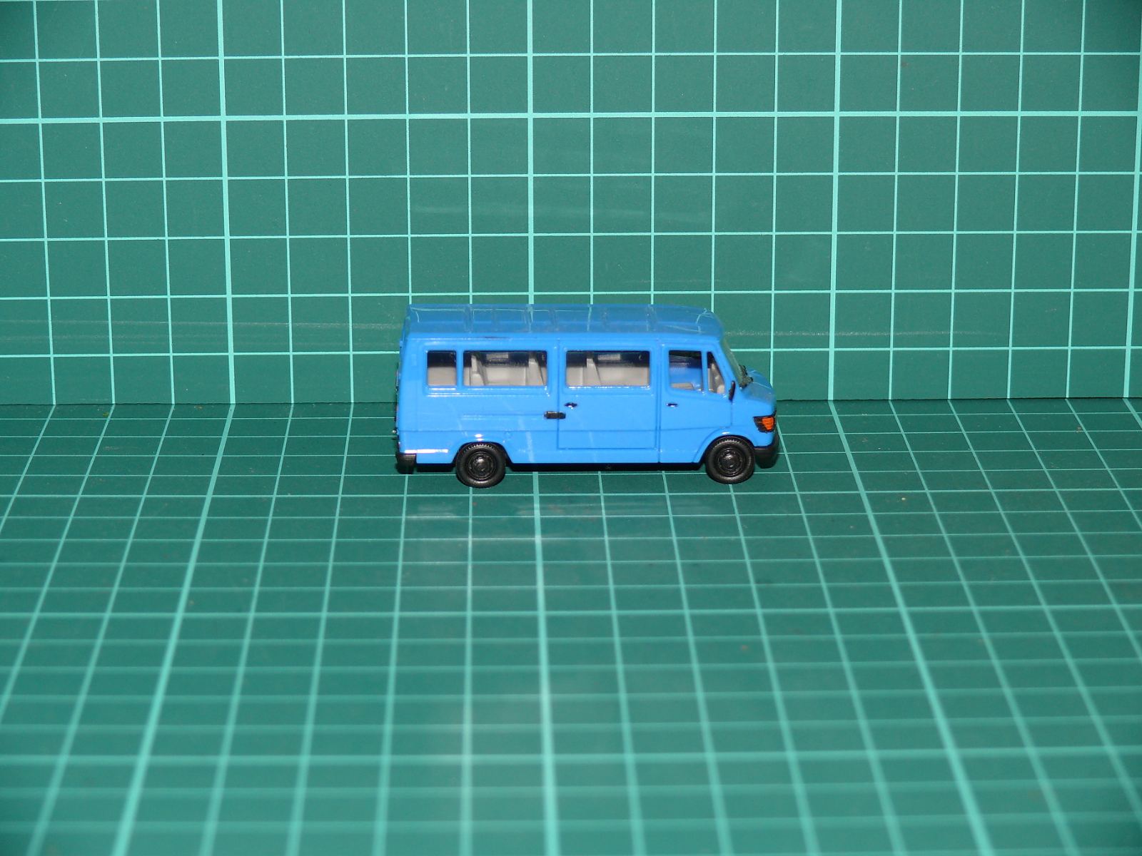 Herpa - Mercedes-Benz T1 (Bremer Transporter) Osobní mikrobus / minibus (modrá) – H0