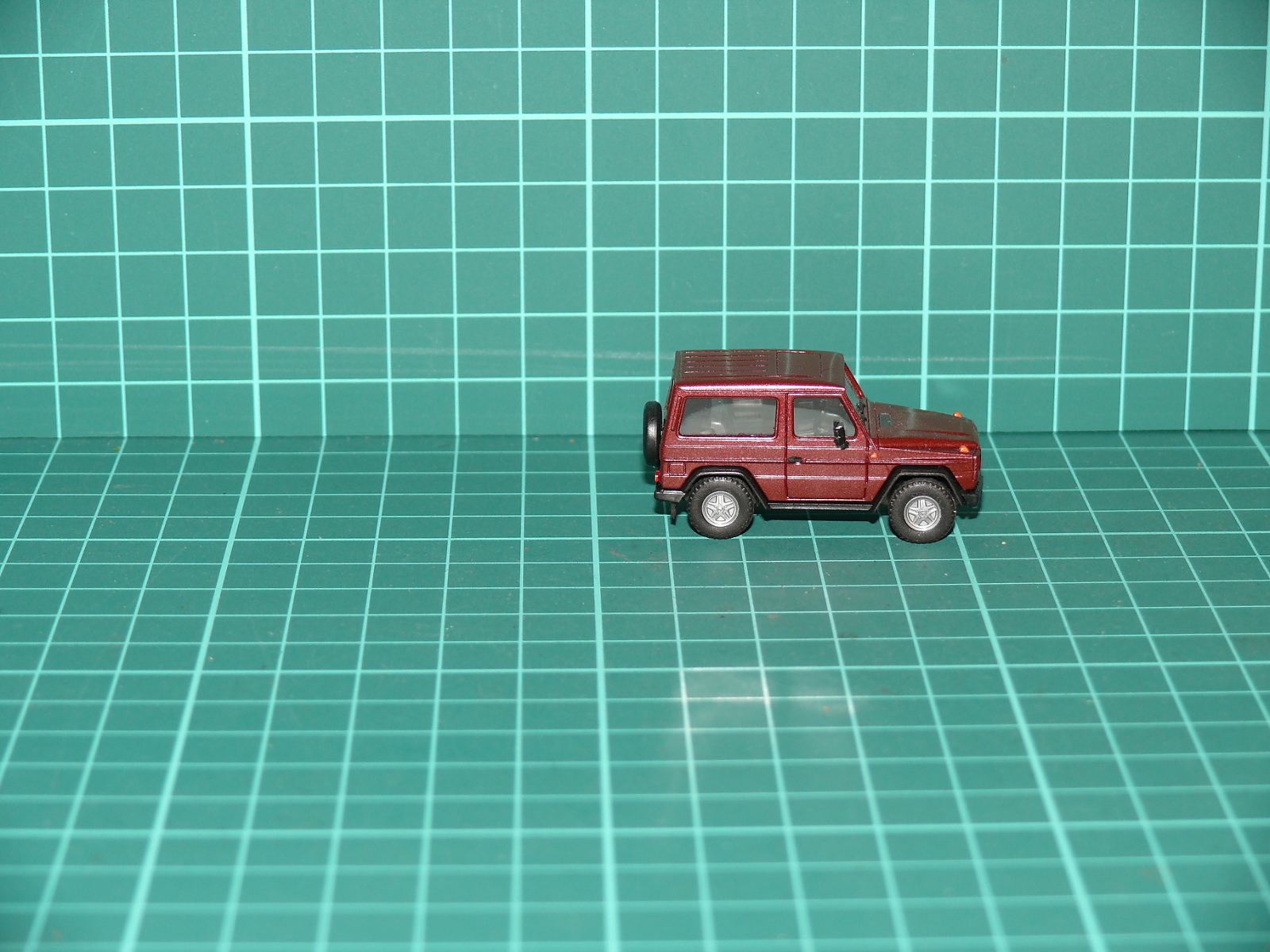 Herpa - Mercedes-Benz G-Klasse (W463) Třídveřový terénní vůz (vínová metalíza) – H0