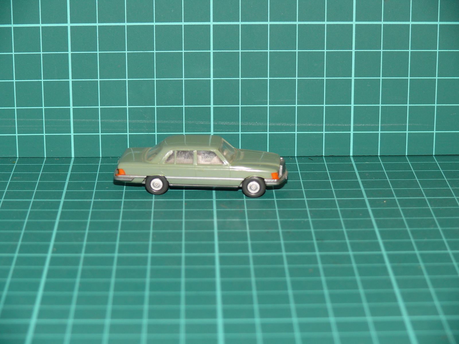 Wiking - Mercedes-Benz 450 SE / SEL (W116) Osobní sedan (olivově zelená) – H0